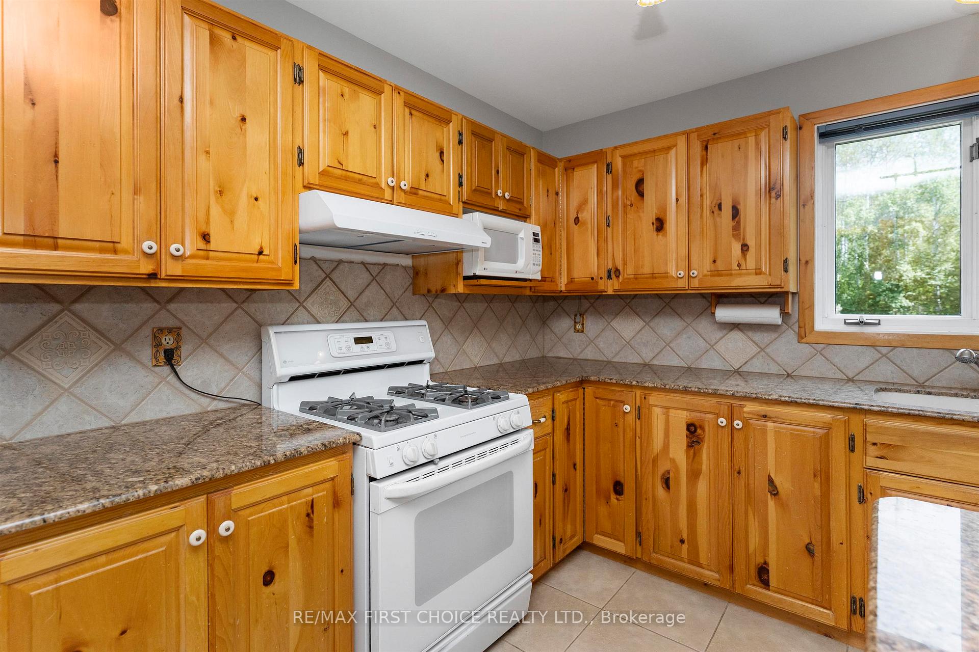 Photo 12 of 4306 Oak Heights Place, Thunder Bay, Mountain Road — HOMEH