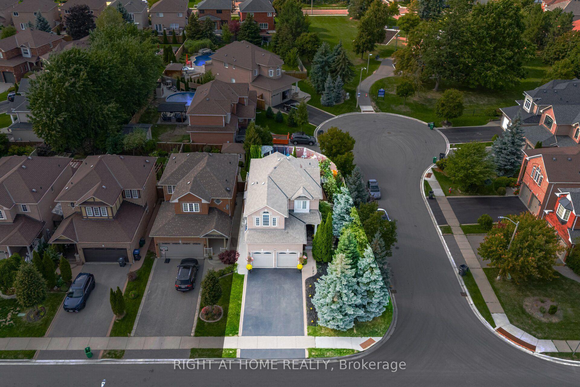 Photo 2 of 2 Melrose Gardens, Brampton, Snelgrove — HOMEH