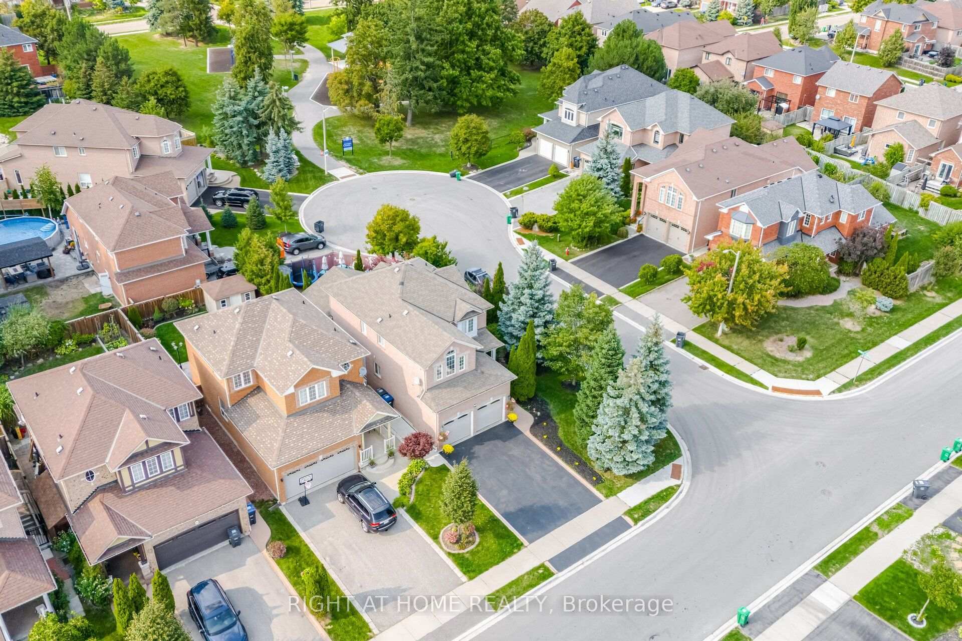 Photo 3 of 2 Melrose Gardens, Brampton, Snelgrove — HOMEH