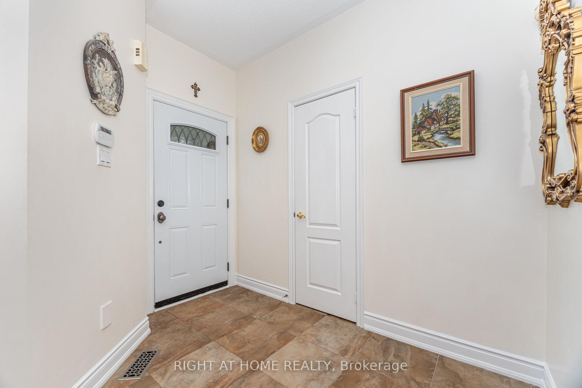 Photo 4 of 2 Melrose Gardens, Brampton, Snelgrove — HOMEH