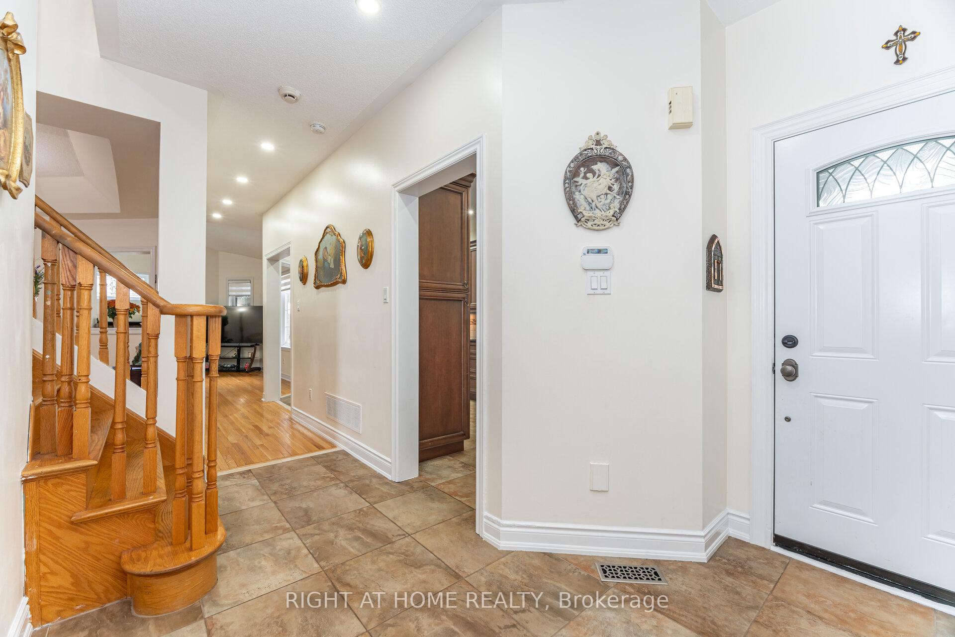 Photo 5 of 2 Melrose Gardens, Brampton, Snelgrove — HOMEH