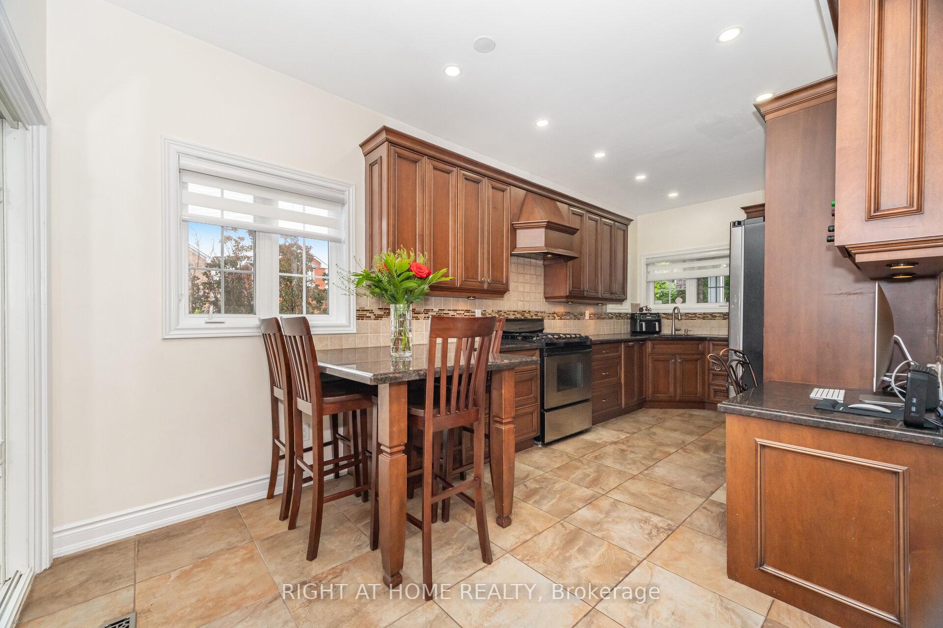 Photo 7 of 2 Melrose Gardens, Brampton, Snelgrove — HOMEH