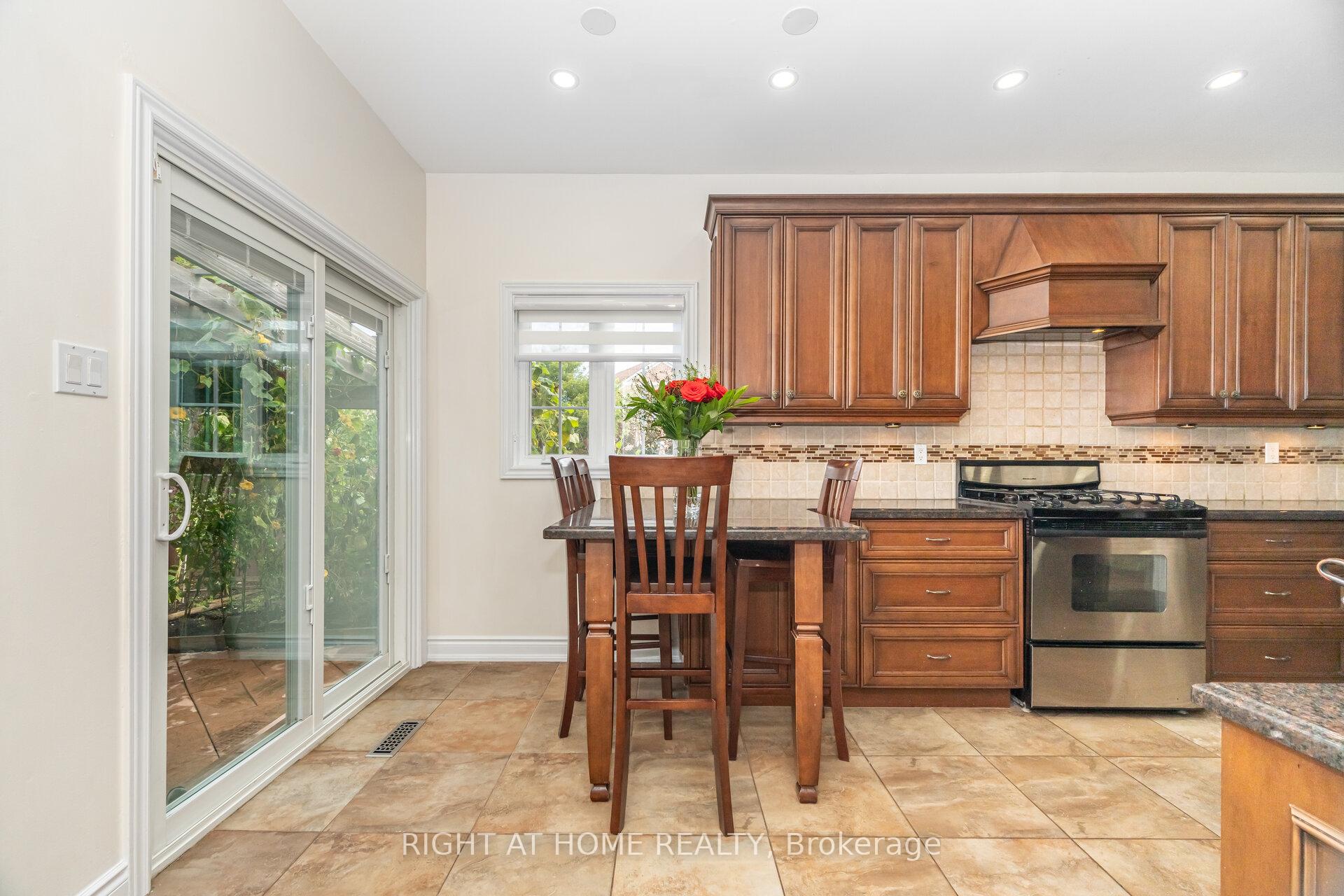 Photo 8 of 2 Melrose Gardens, Brampton, Snelgrove — HOMEH