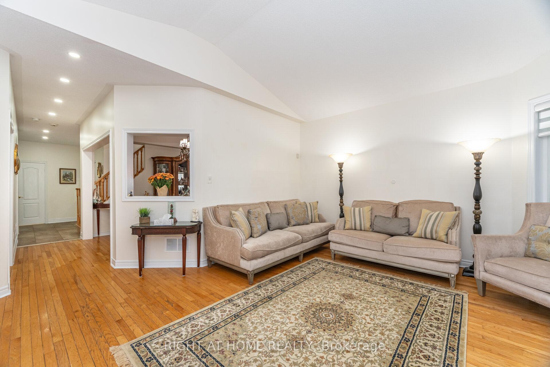 Photo 14 of 2 Melrose Gardens, Brampton, Snelgrove — HOMEH
