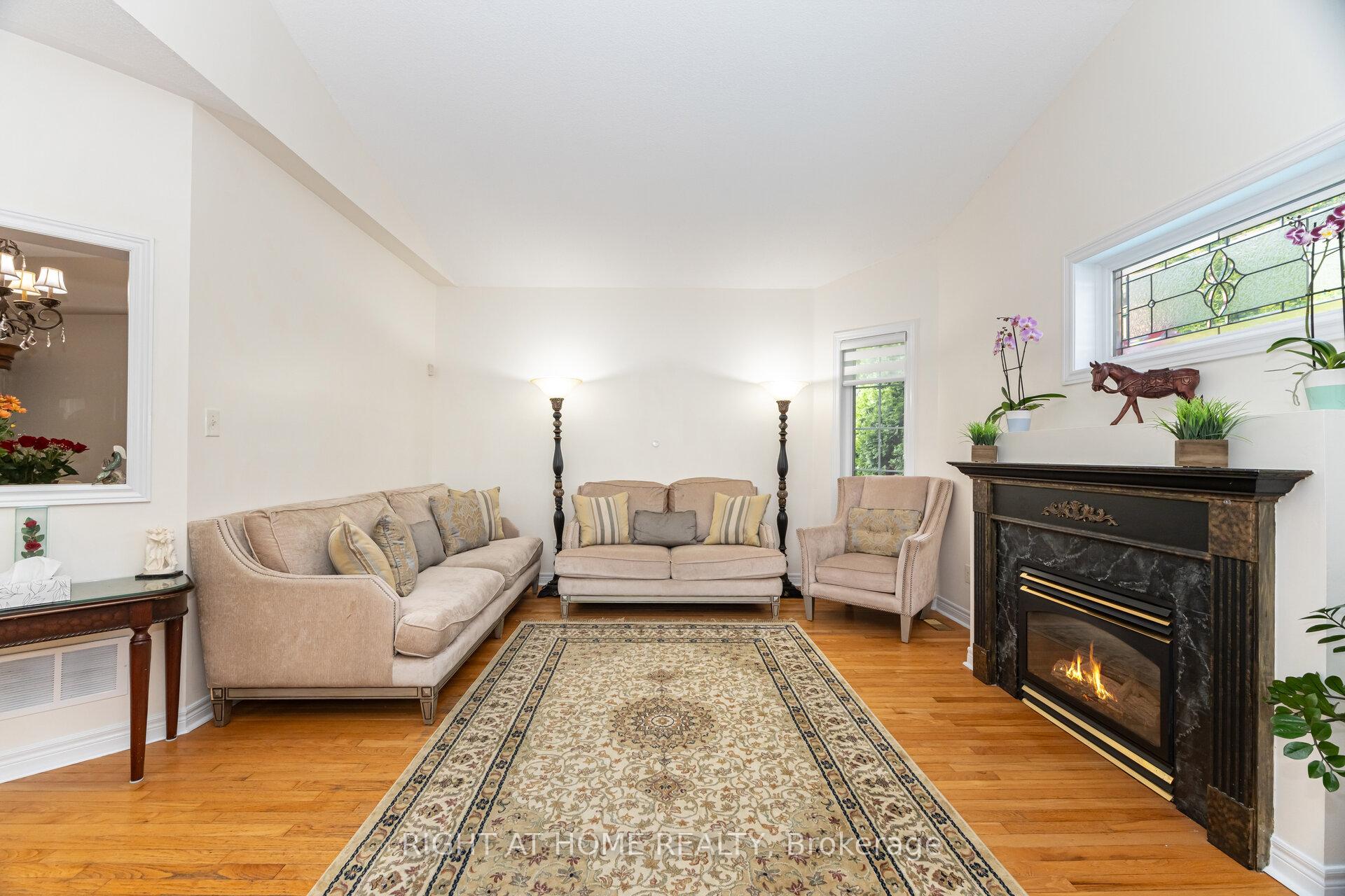 Photo 16 of 2 Melrose Gardens, Brampton, Snelgrove — HOMEH