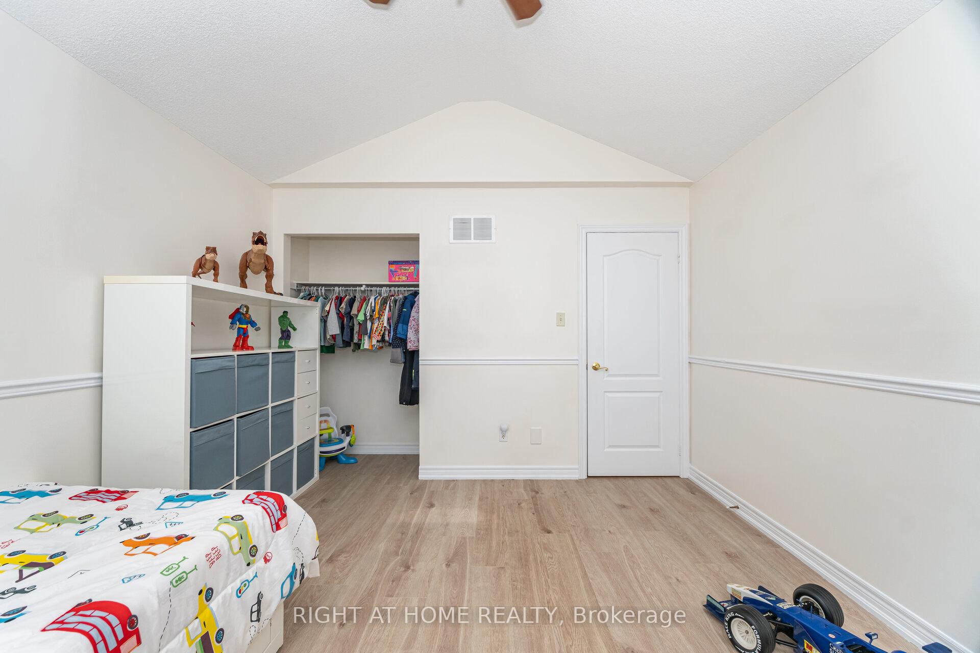 Photo 25 of 2 Melrose Gardens, Brampton, Snelgrove — HOMEH