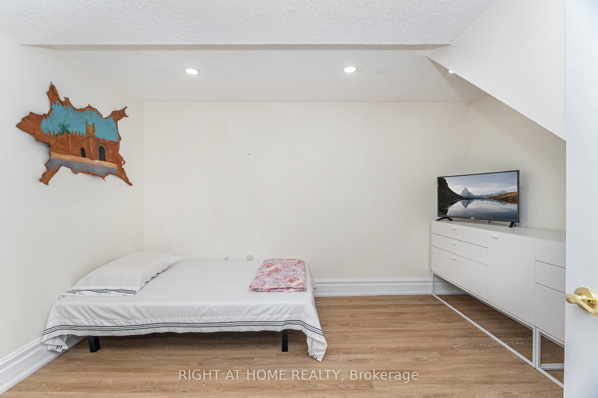 Photo 35 of 2 Melrose Gardens, Brampton, Snelgrove — HOMEH