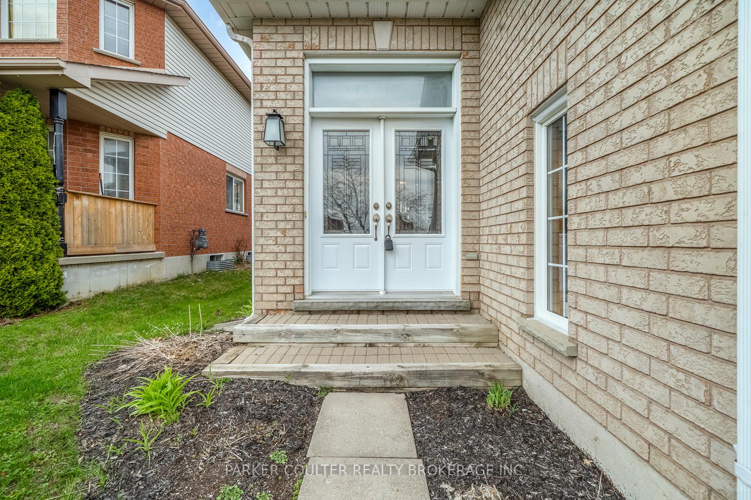 Photo 2 of 216 Mapleton Avenue, Barrie, Holly — HOMEH
