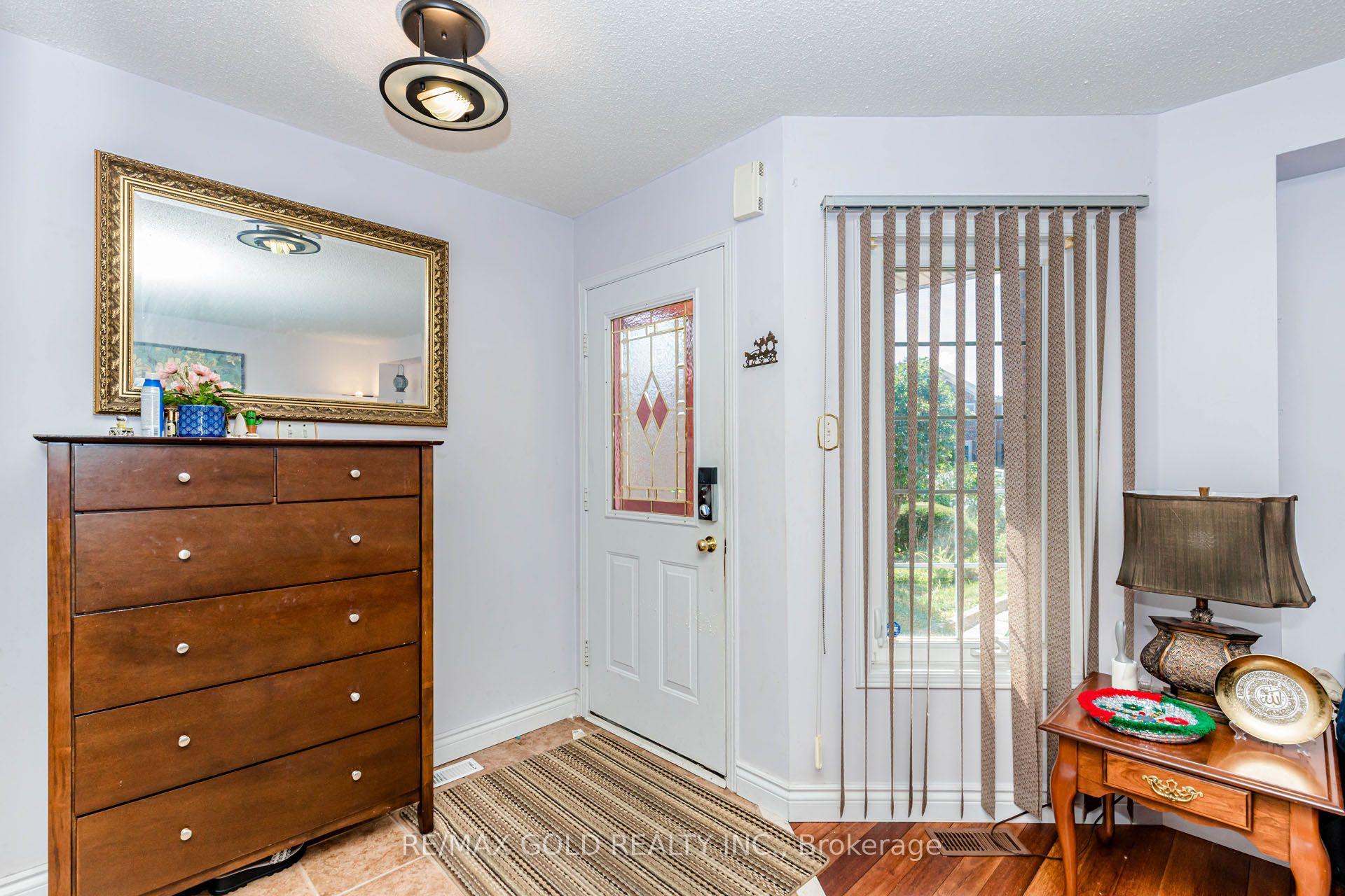 Photo 4 of 12 Mccleave Crescent, Brampton, Fletcher's West — HOMEH