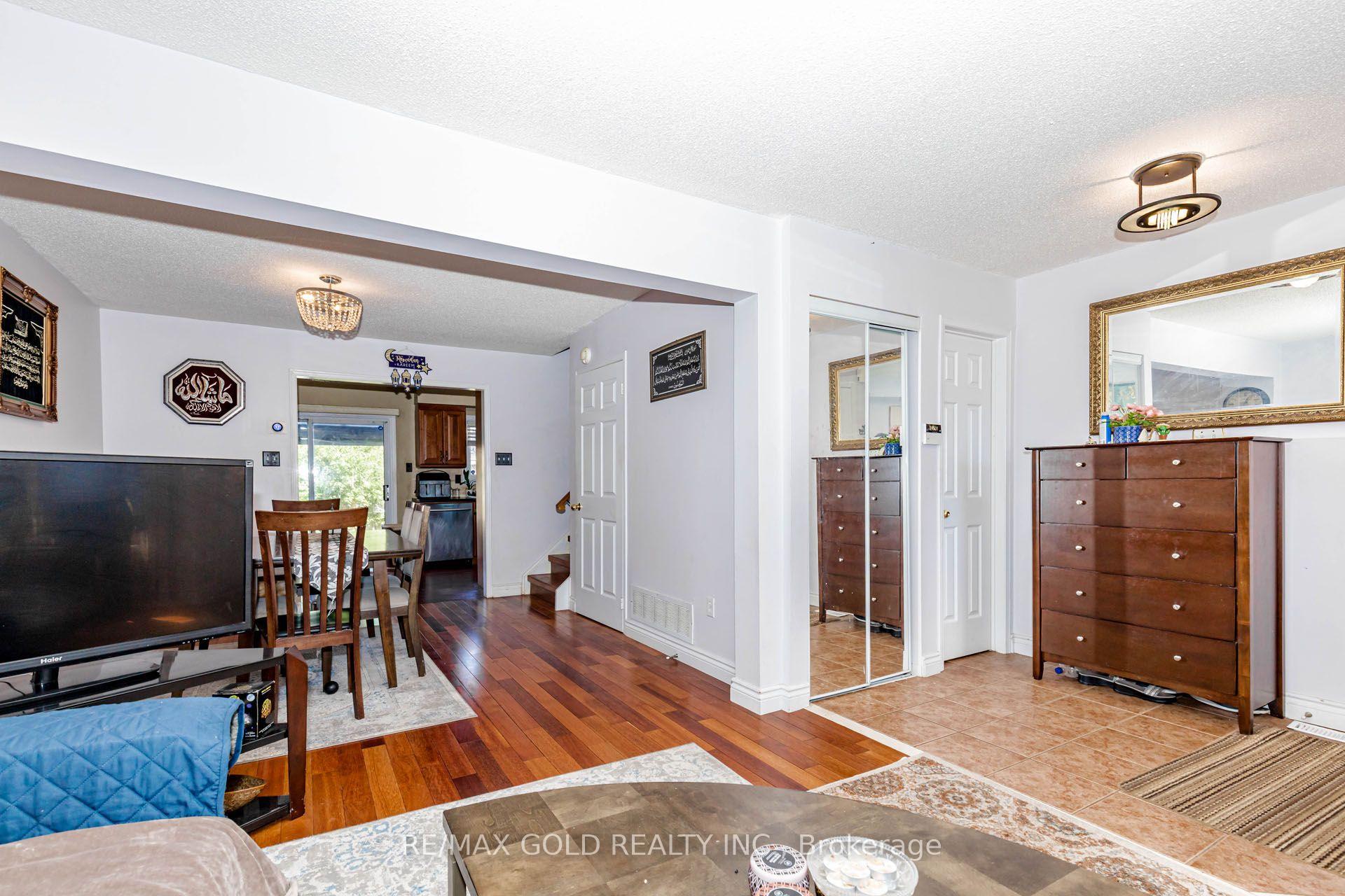 Photo 10 of 12 Mccleave Crescent, Brampton, Fletcher's West — HOMEH