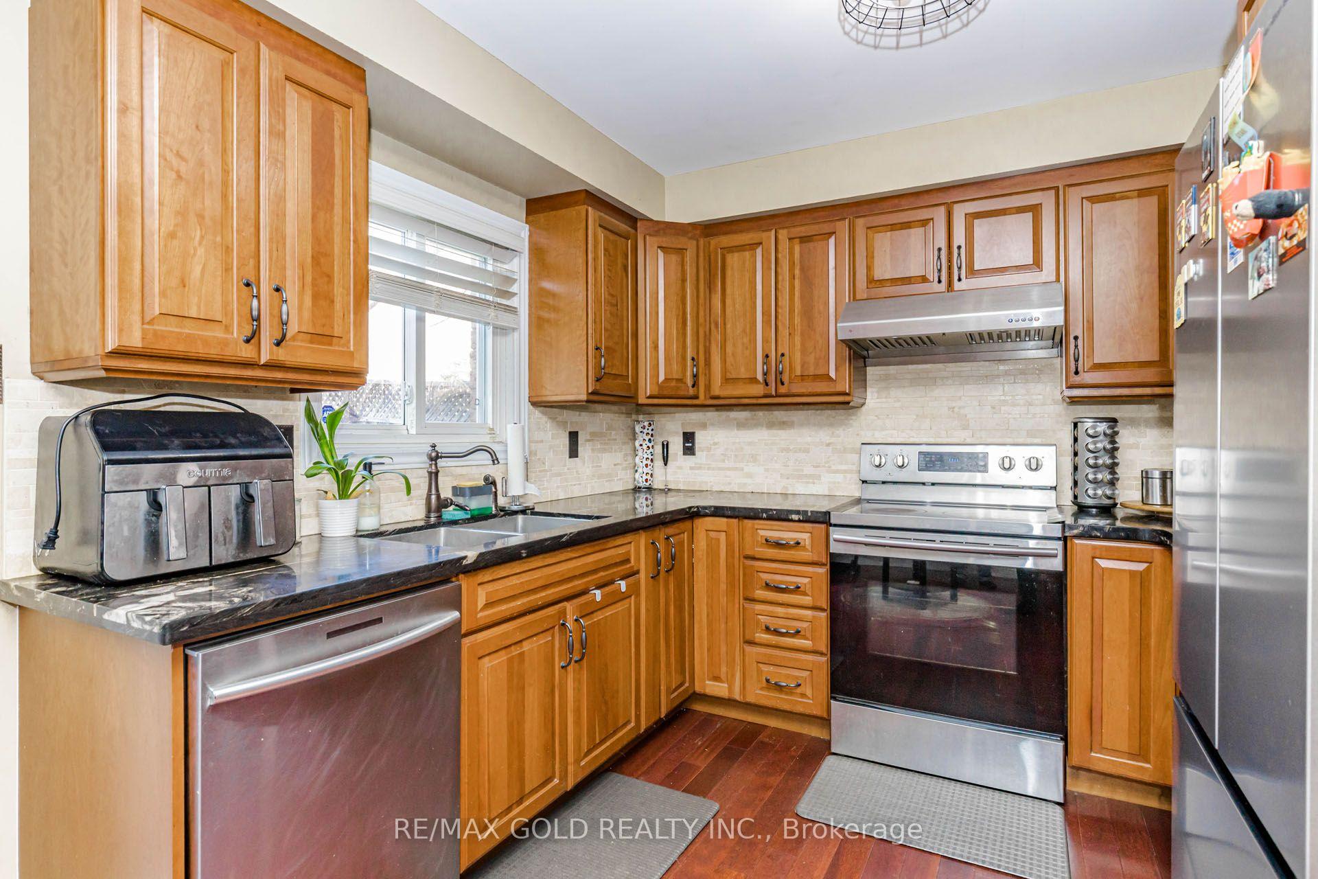Photo 15 of 12 Mccleave Crescent, Brampton, Fletcher's West — HOMEH