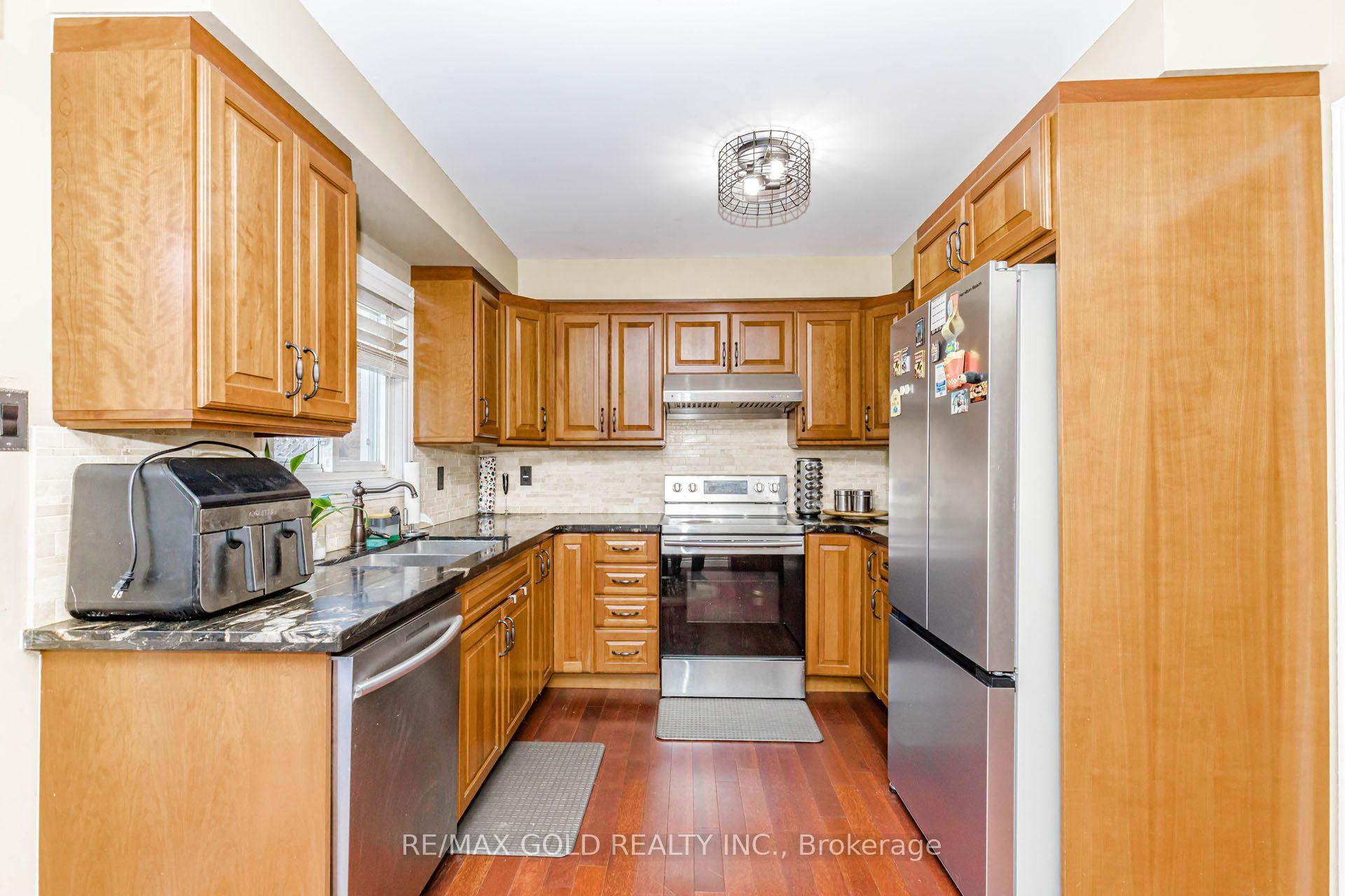 Photo 16 of 12 Mccleave Crescent, Brampton, Fletcher's West — HOMEH