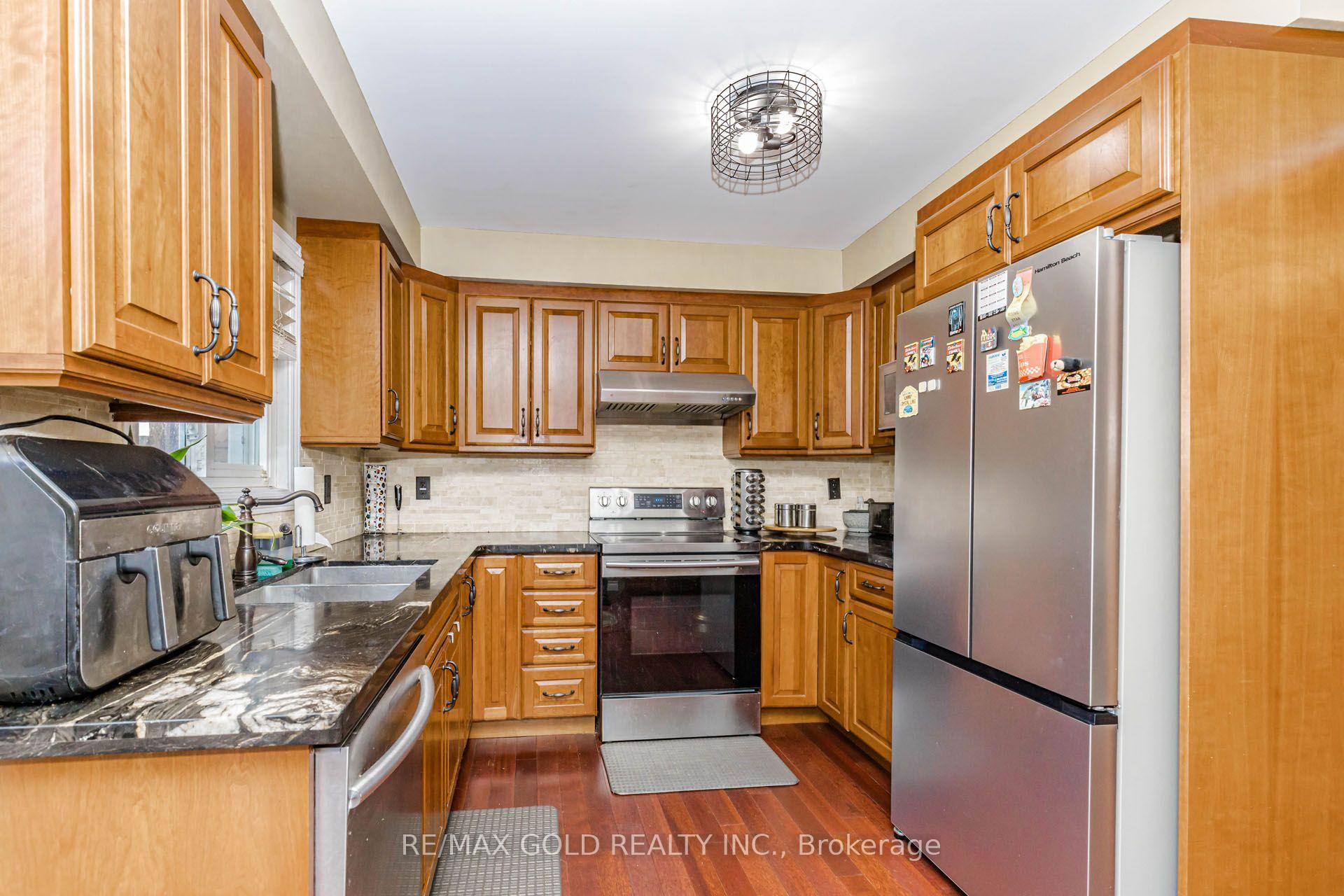 Photo 17 of 12 Mccleave Crescent, Brampton, Fletcher's West — HOMEH