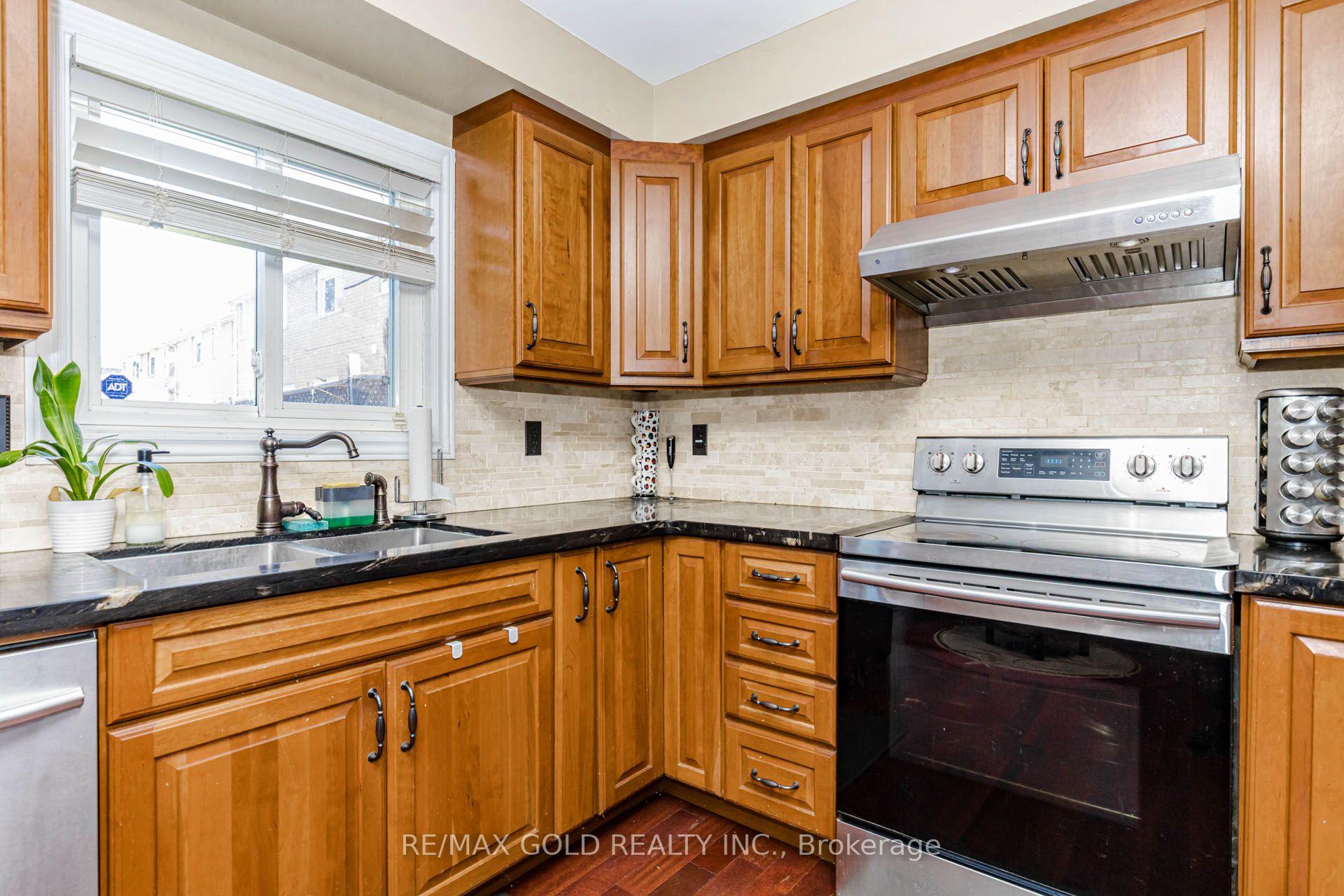 Photo 18 of 12 Mccleave Crescent, Brampton, Fletcher's West — HOMEH