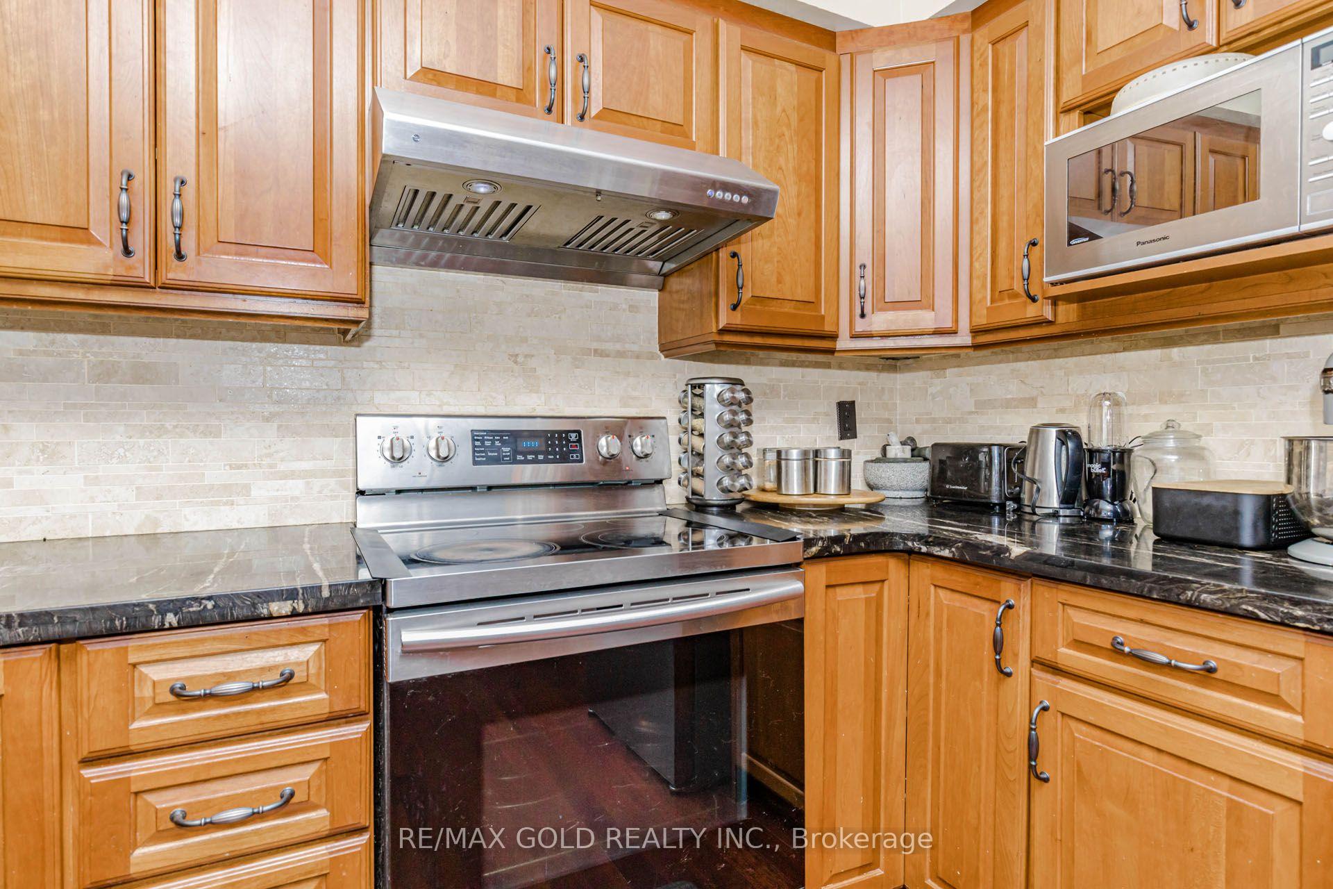 Photo 19 of 12 Mccleave Crescent, Brampton, Fletcher's West — HOMEH