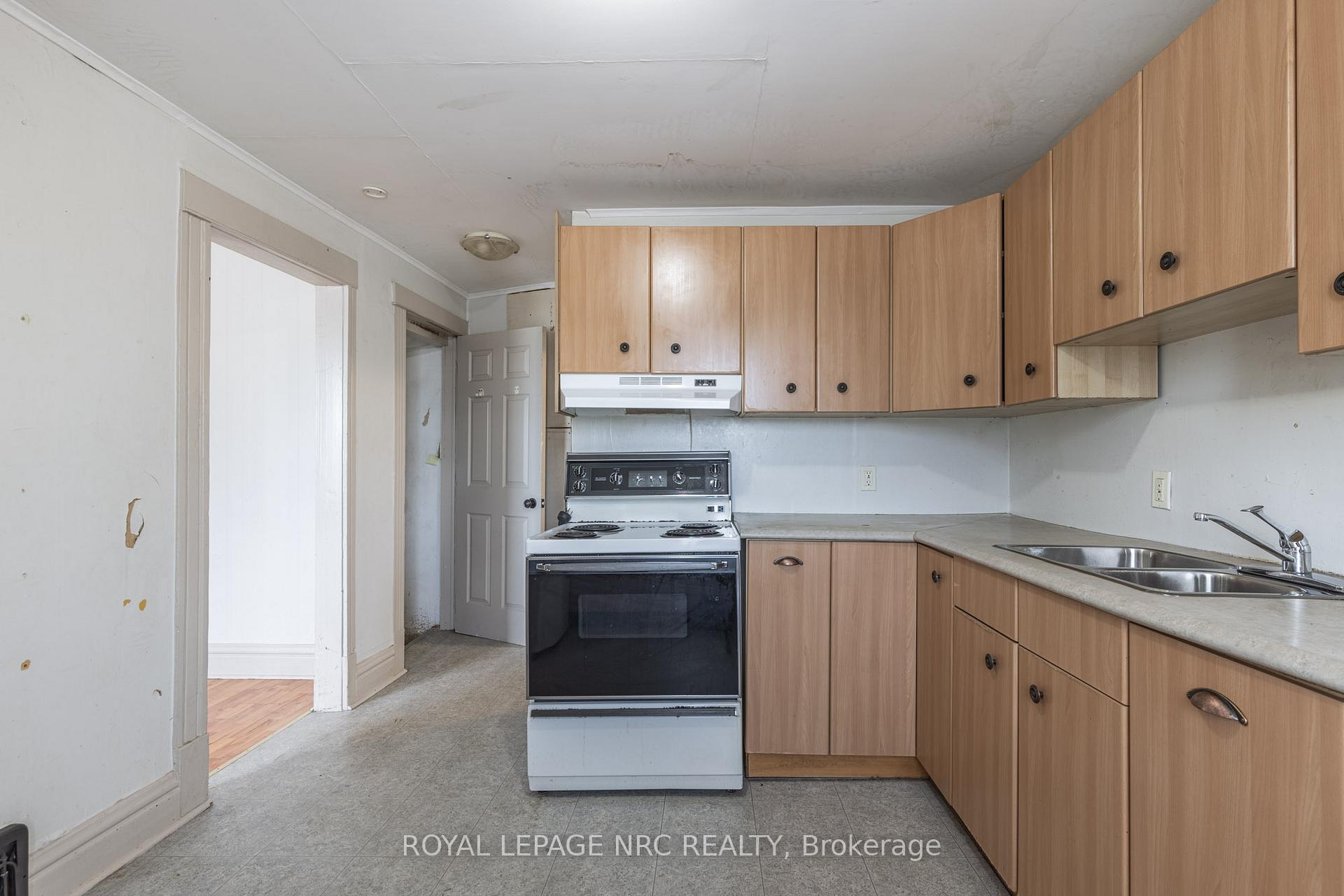 Photo 14 of 44 Carlisle Street, St. Catharines, Downtown — HOMEH