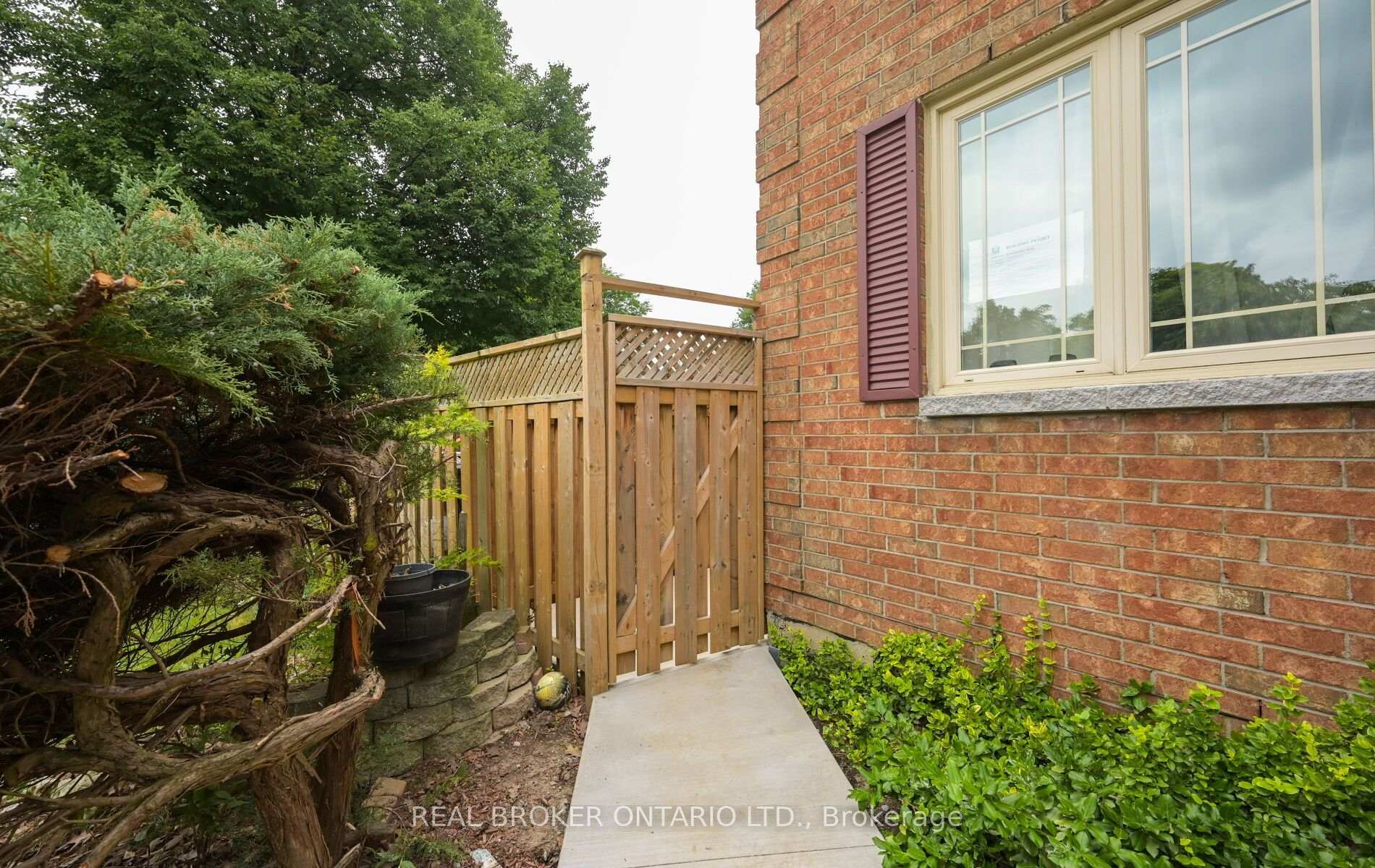 Photo 3 of 20 Campkin Street, Brampton, Brampton South — HOMEH