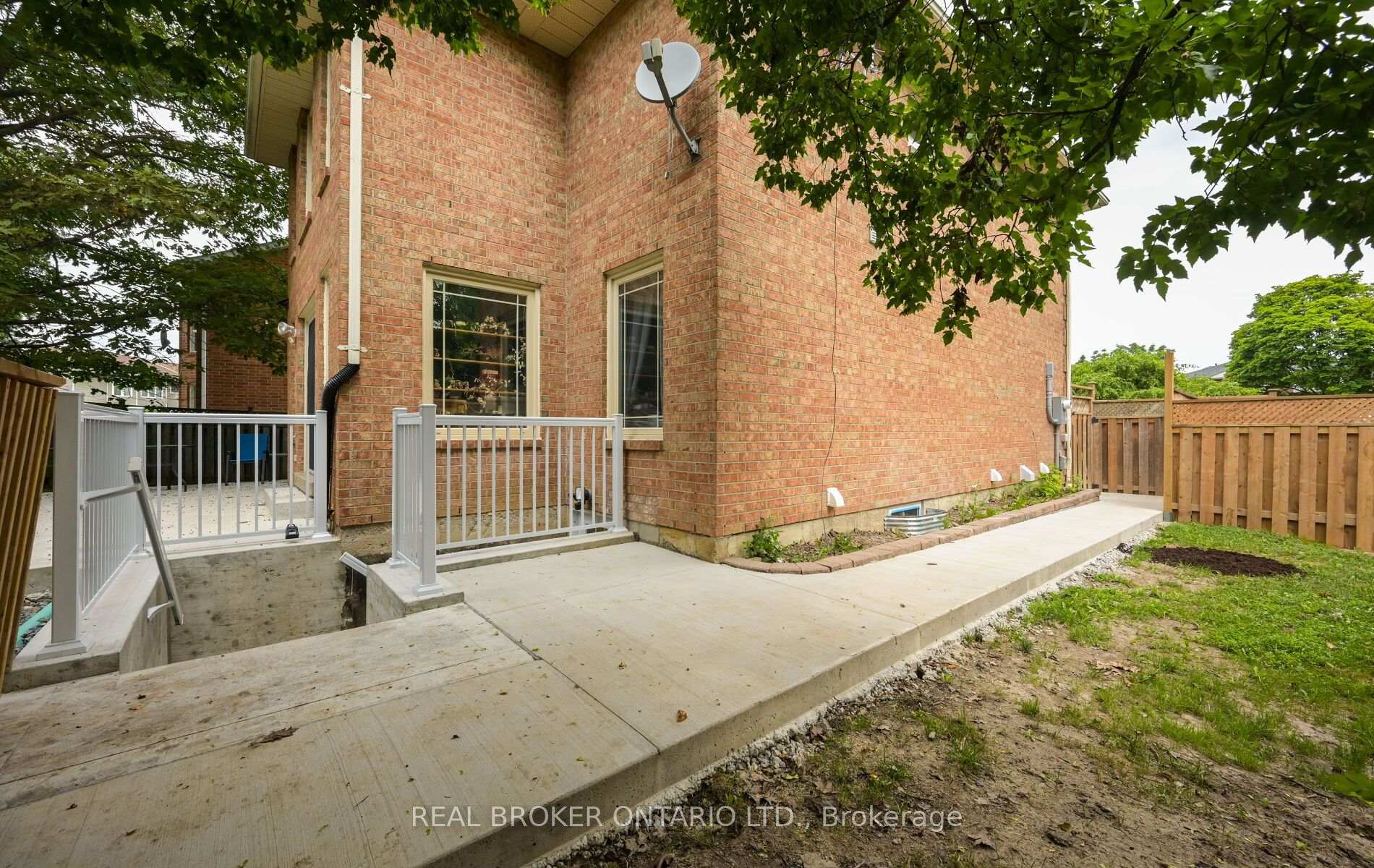 Photo 4 of 20 Campkin Street, Brampton, Brampton South — HOMEH
