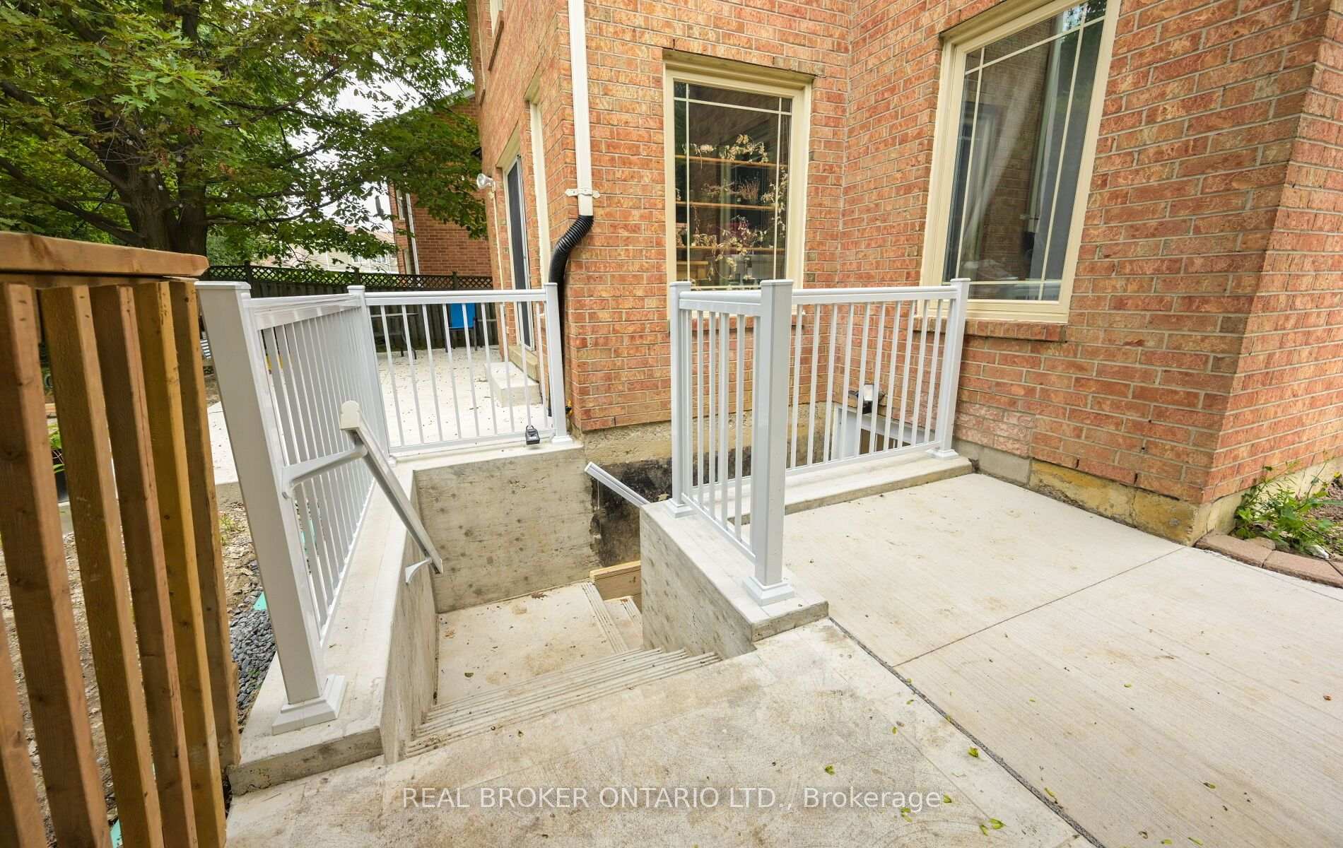 Photo 5 of 20 Campkin Street, Brampton, Brampton South — HOMEH