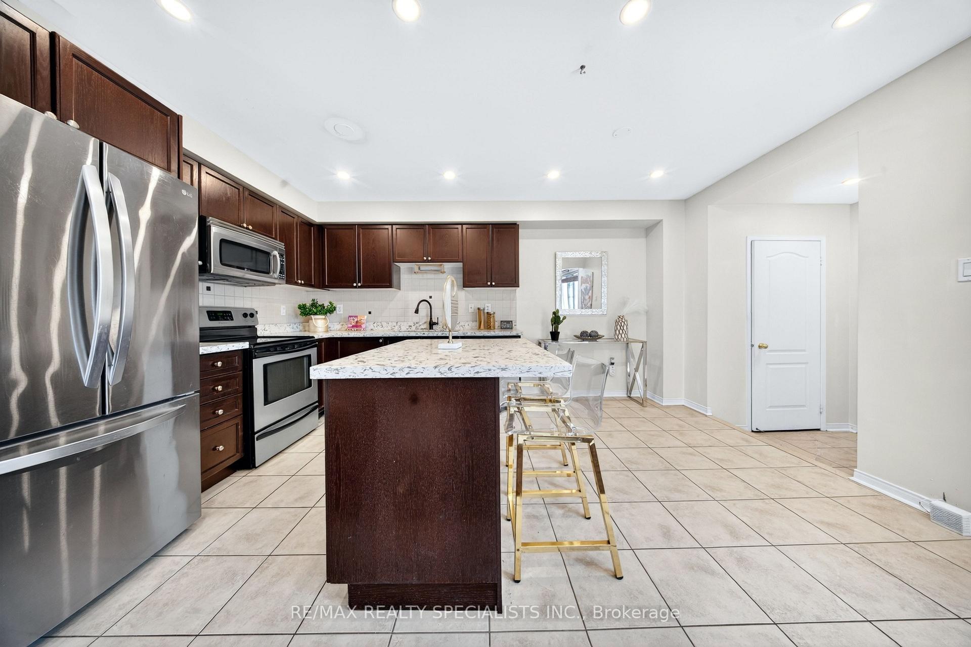 Photo 16 of 45 Warnford Circle, Ajax, Northeast Ajax — HOMEH