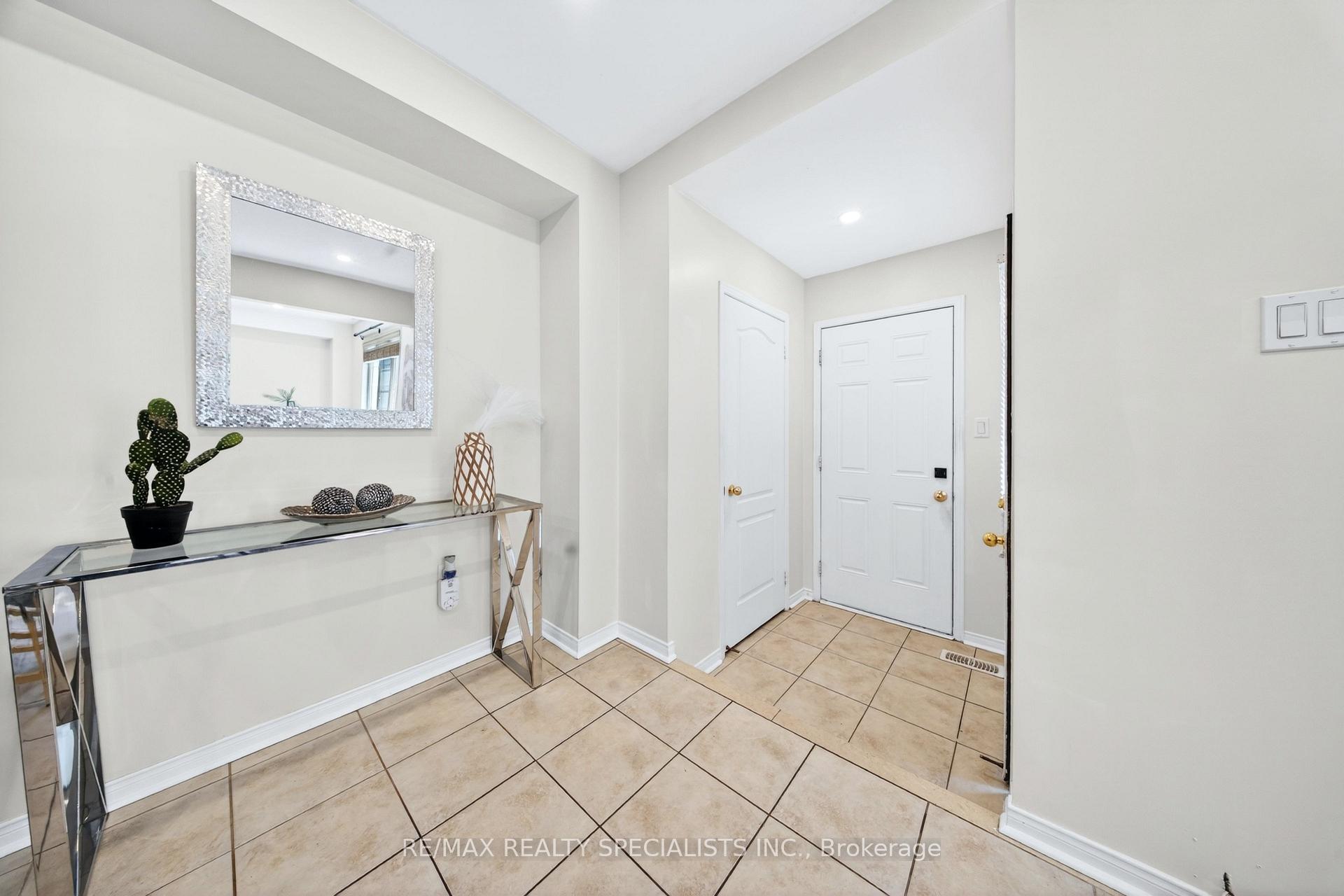 Photo 18 of 45 Warnford Circle, Ajax, Northeast Ajax — HOMEH
