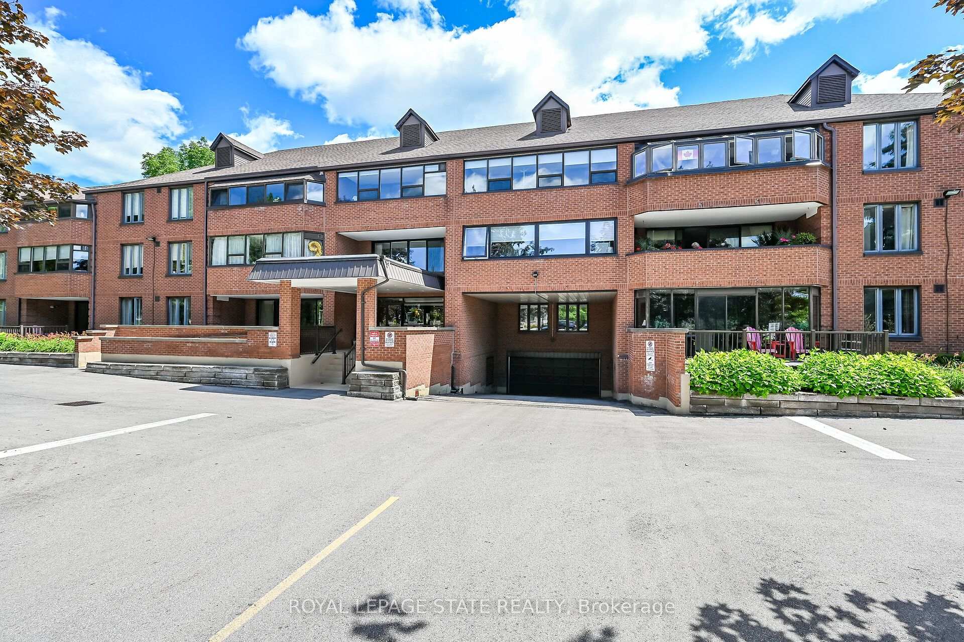 Front of Unit 308, 150 Wilson Street W