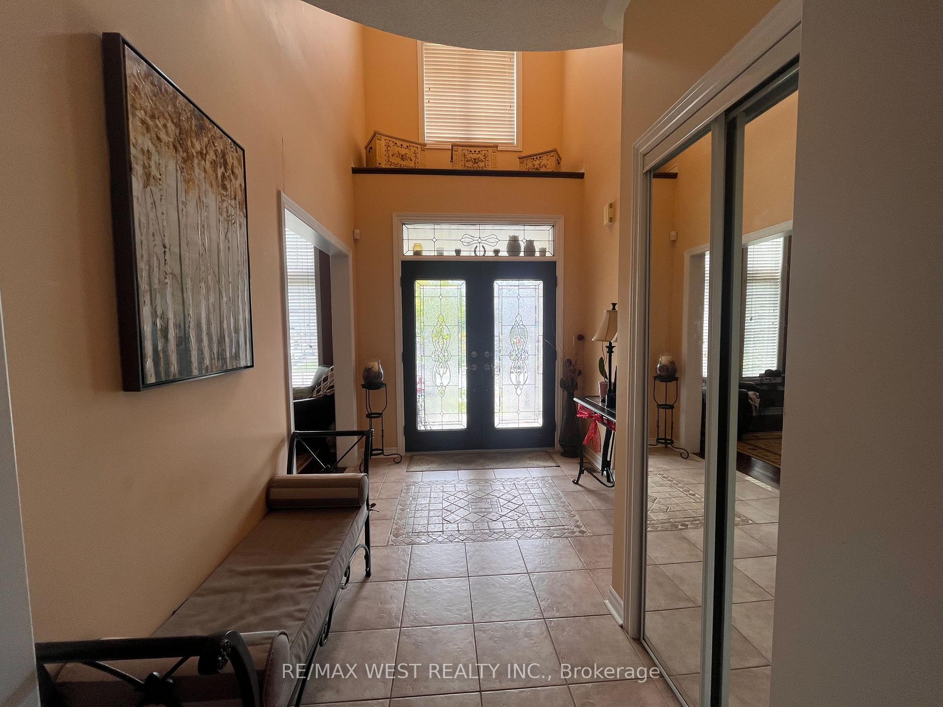 Photo 2 of 20 Regalia Way, Barrie, Innis-Shore — HOMEH
