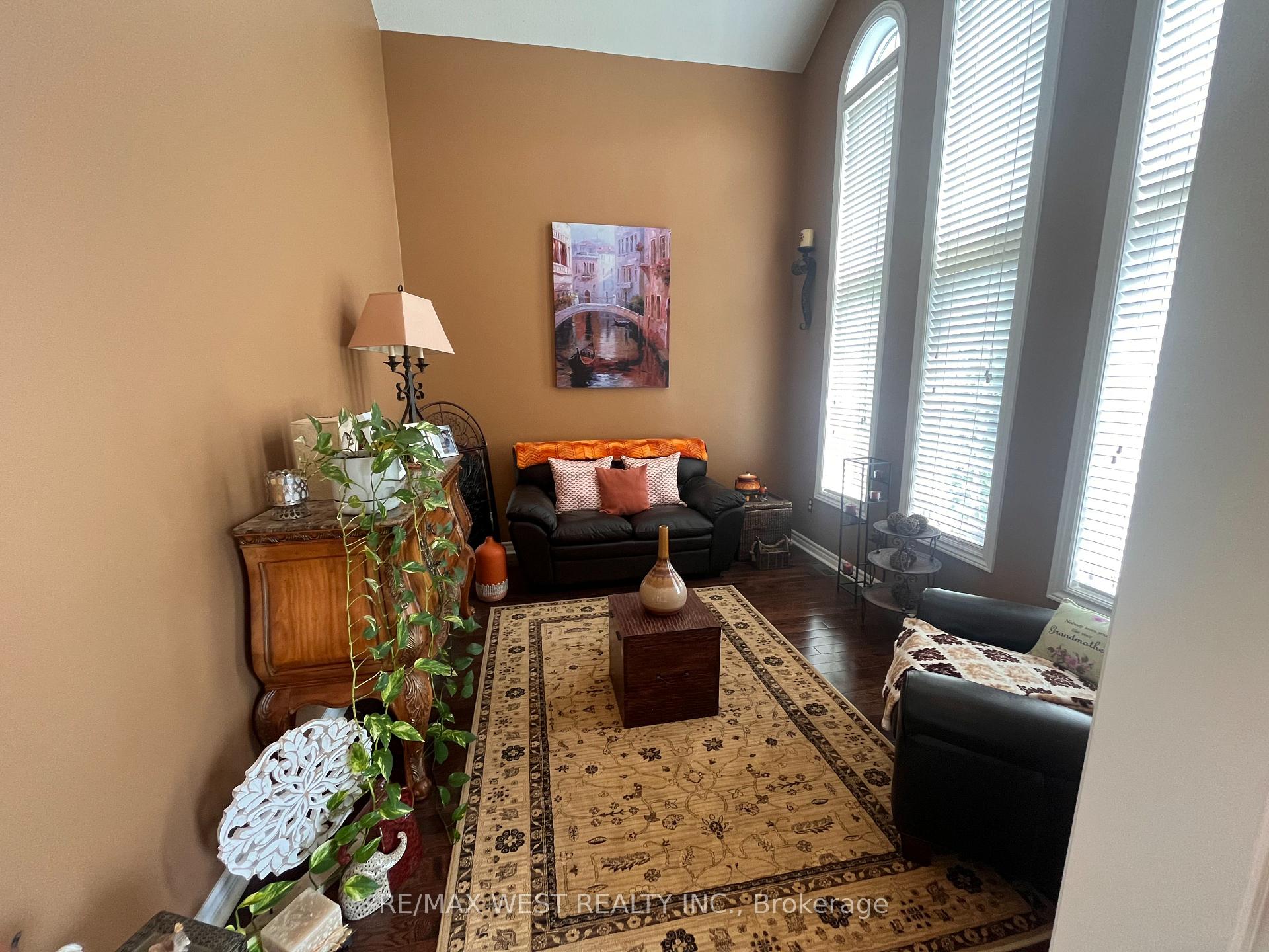 Photo 5 of 20 Regalia Way, Barrie, Innis-Shore — HOMEH