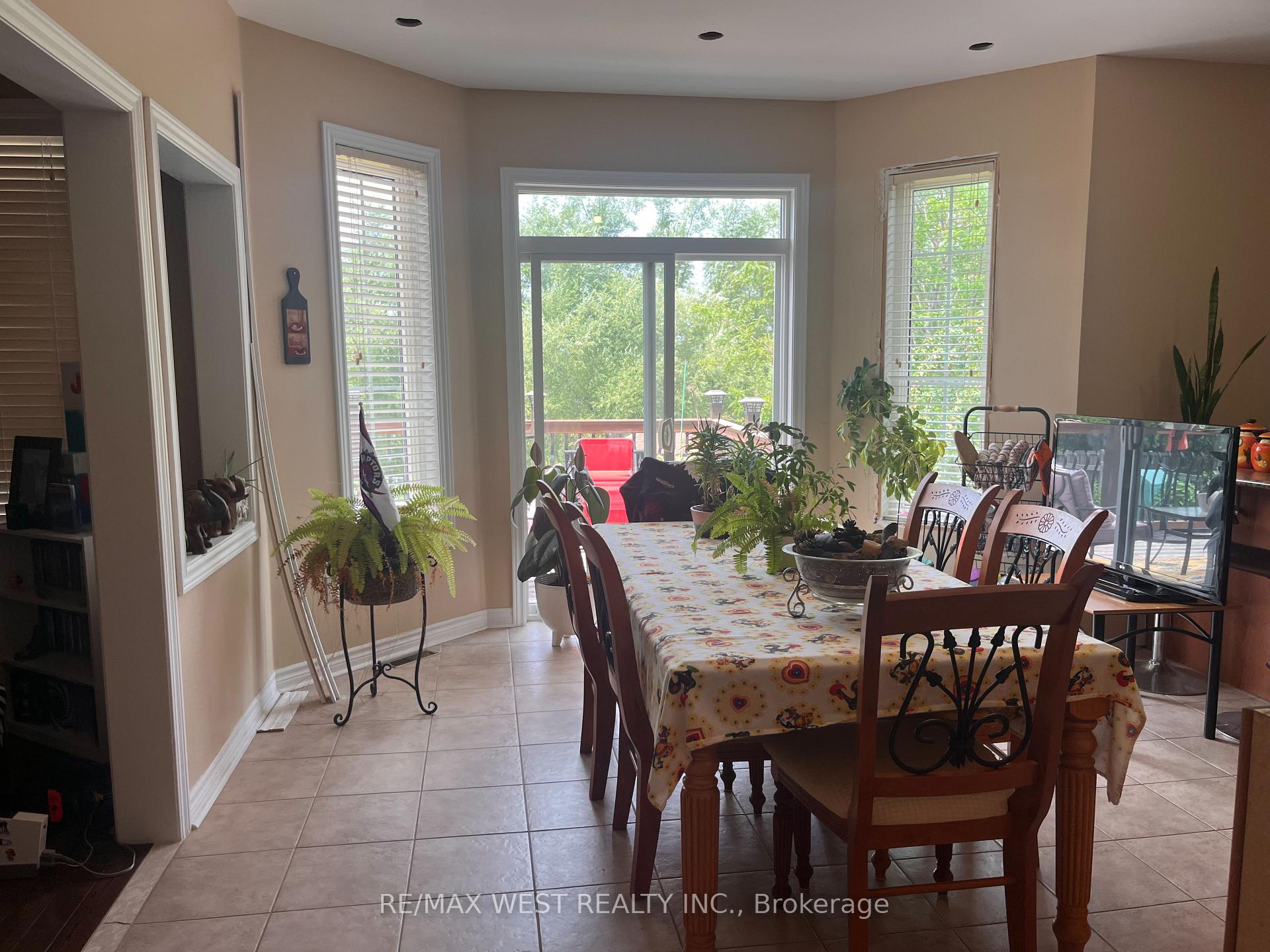 Photo 7 of 20 Regalia Way, Barrie, Innis-Shore — HOMEH