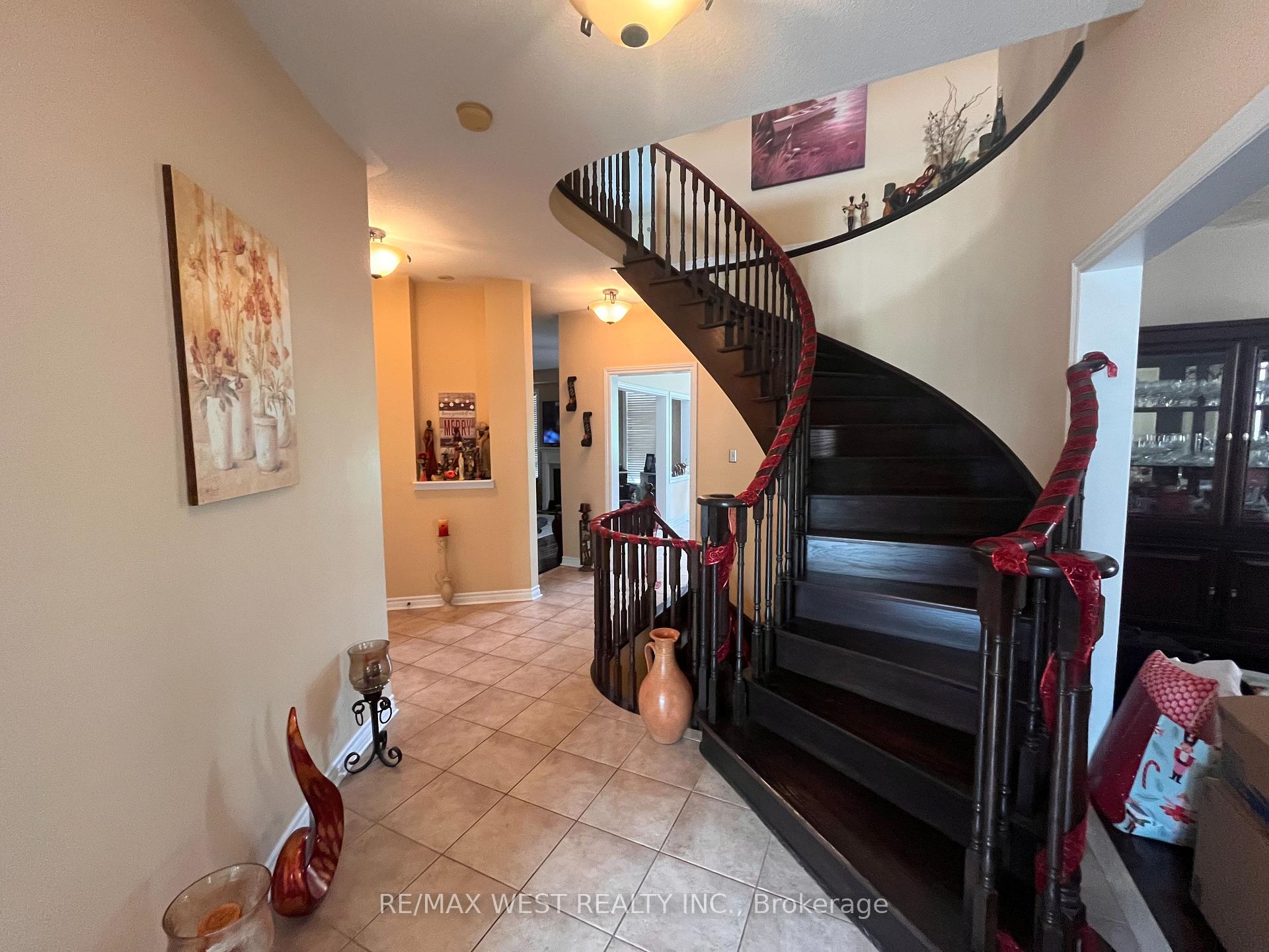 Photo 8 of 20 Regalia Way, Barrie, Innis-Shore — HOMEH