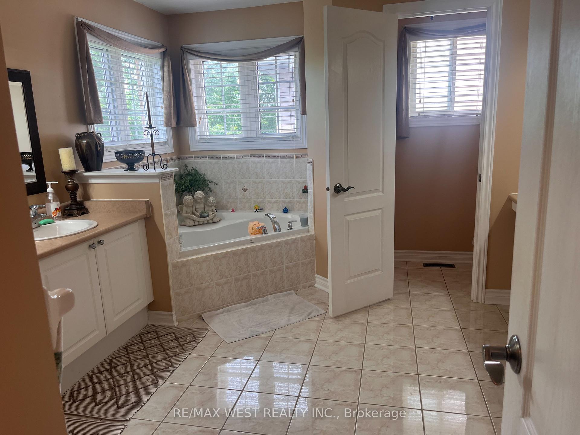 Photo 11 of 20 Regalia Way, Barrie, Innis-Shore — HOMEH