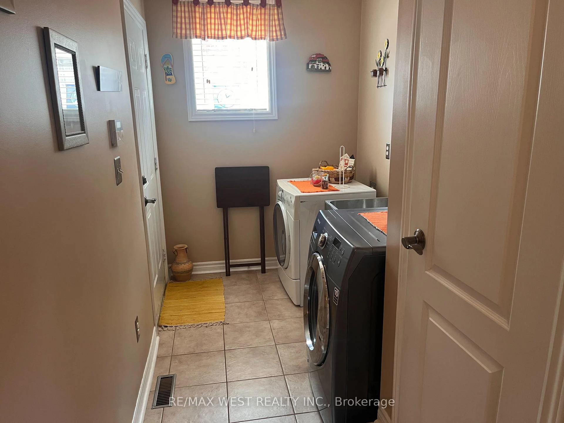 Photo 4 of 20 Regalia Way, Barrie, Innis-Shore — HOMEH
