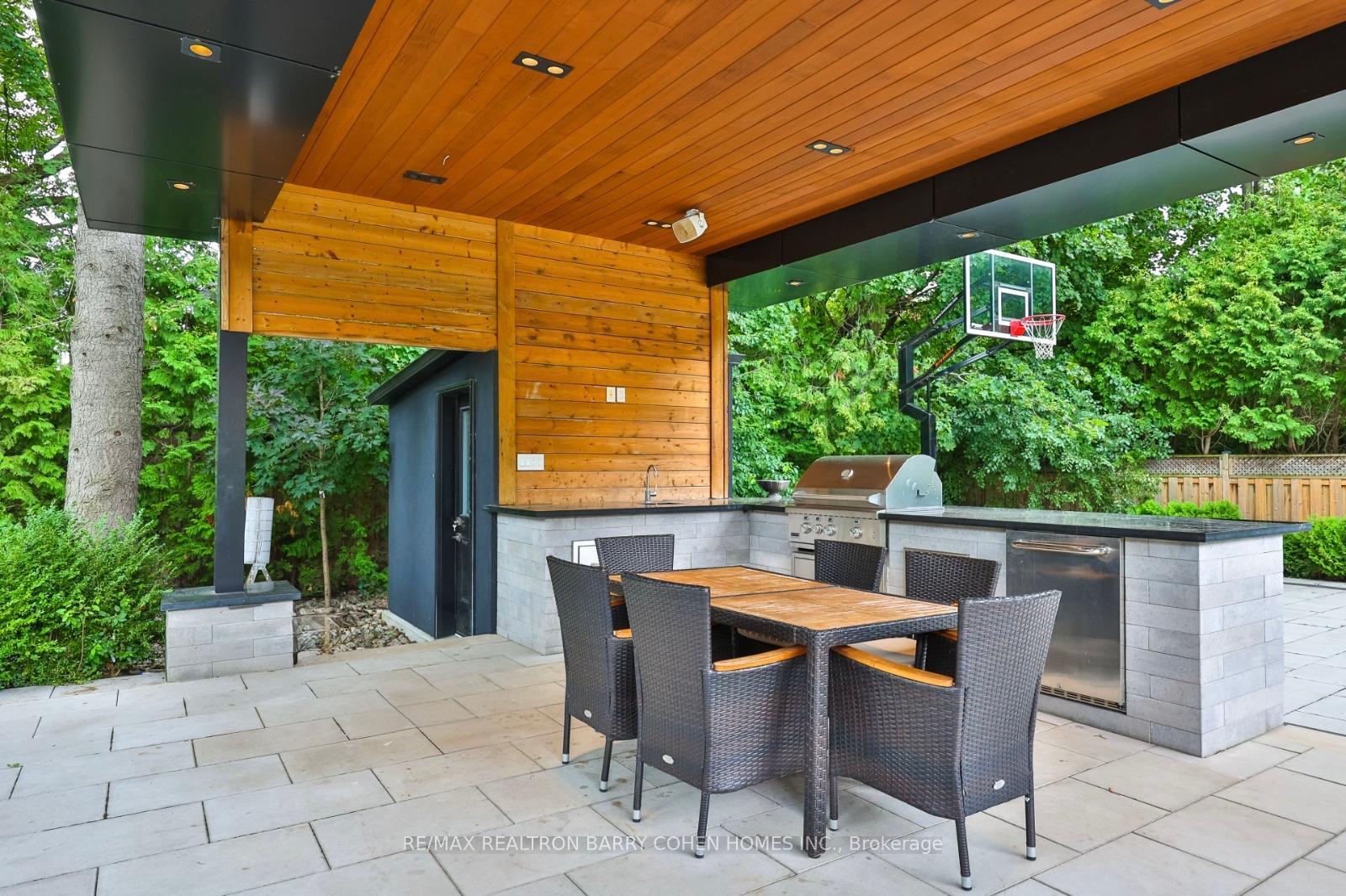 Photo 9 of 39 Arjay Crescent, North York, Bridle Path-Sunnybrook-York Mills — HOMEH