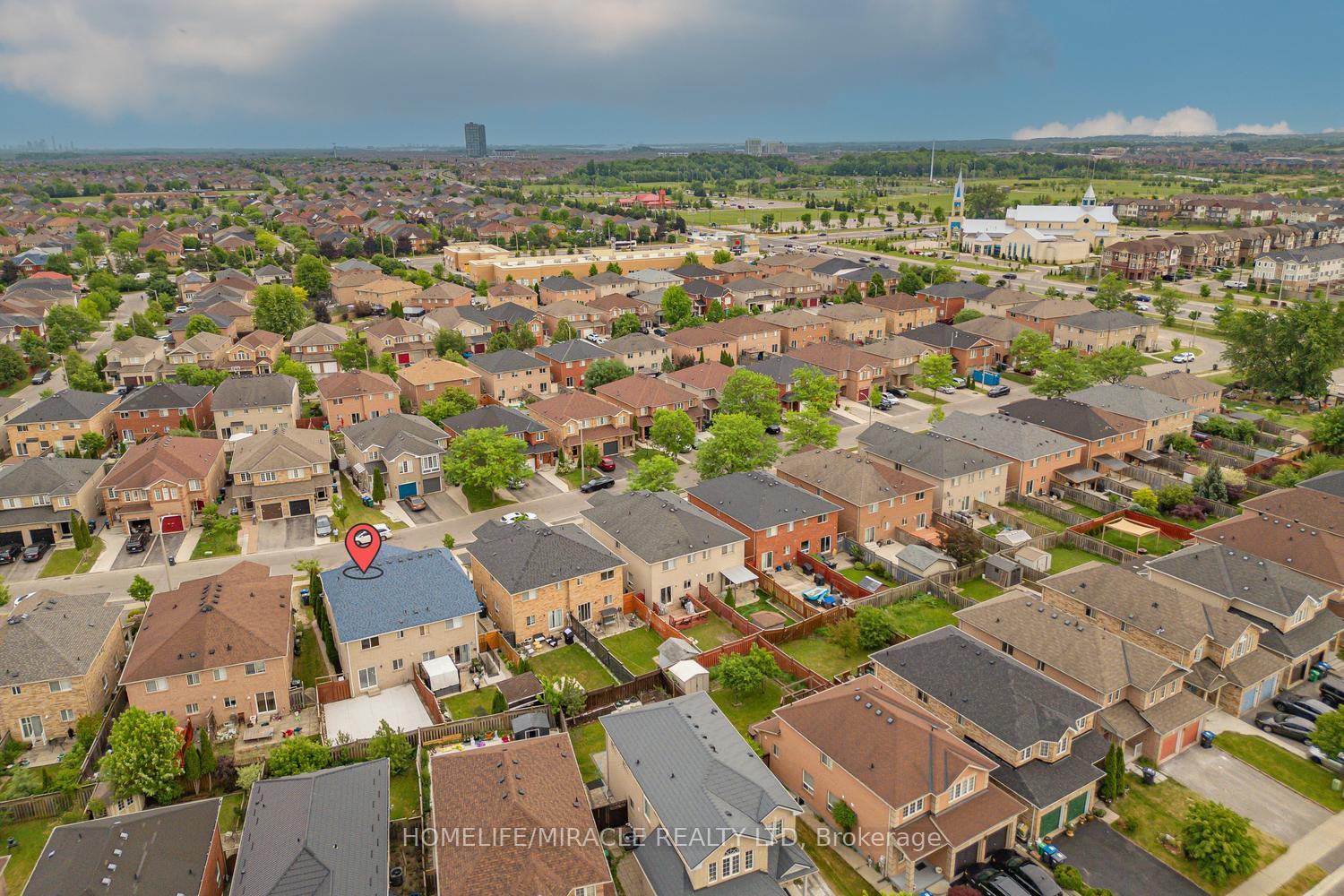 Photo 4 of 26 Roadmaster Lane, Brampton, Fletcher's Meadow — HOMEH