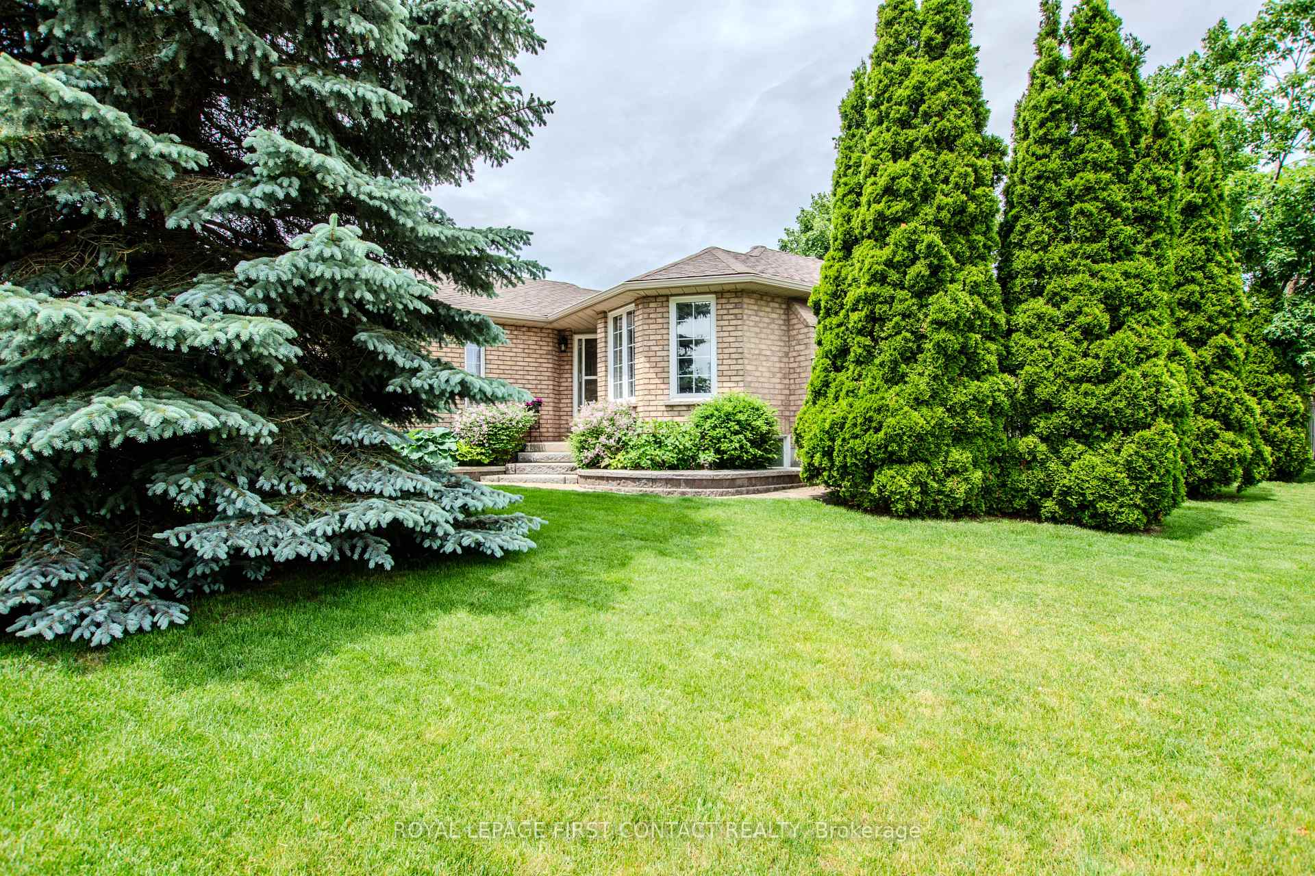 Photo 3 of 20 McVeigh Drive, Barrie, Northwest — HOMEH