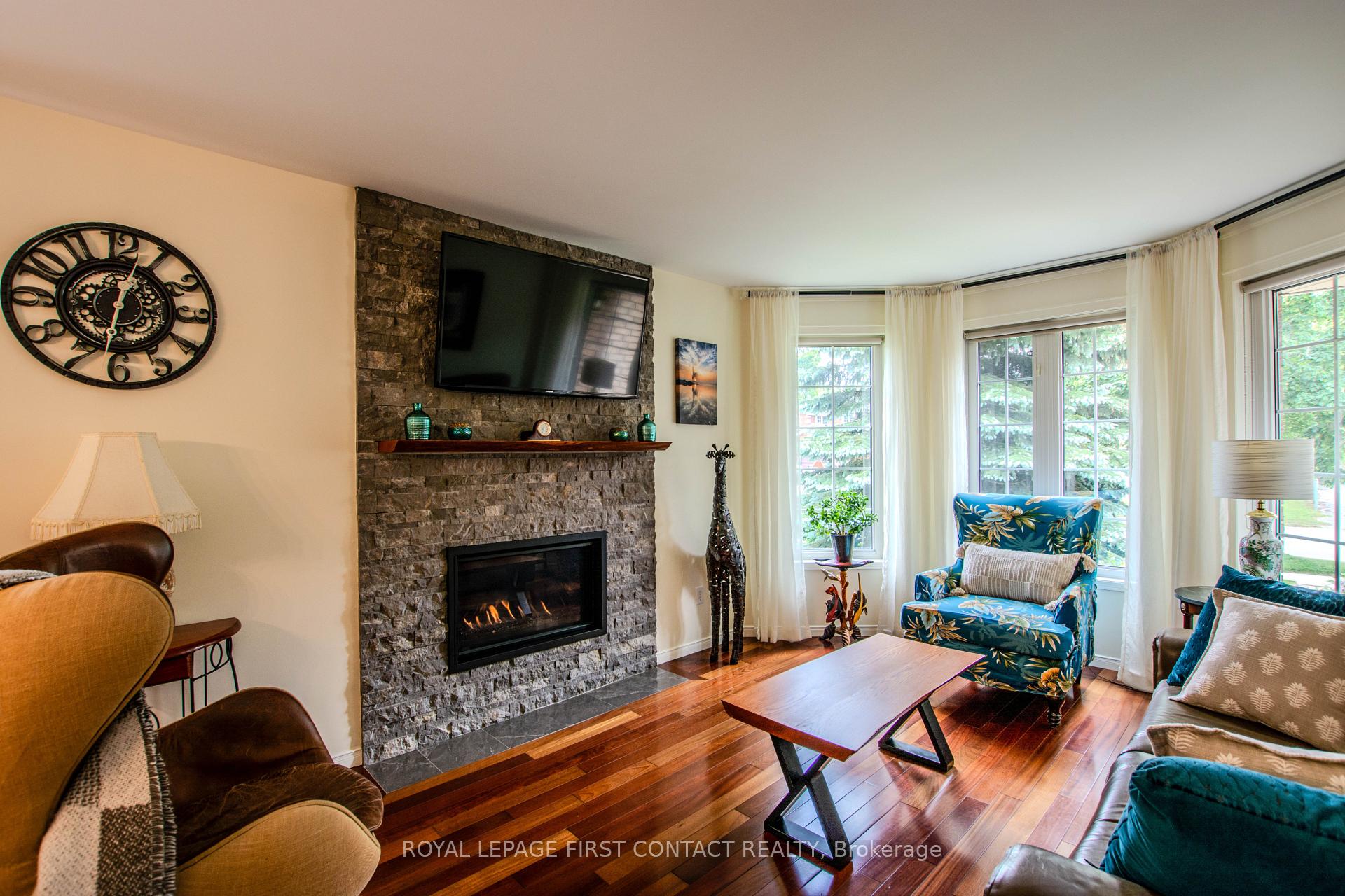 Photo 5 of 20 McVeigh Drive, Barrie, Northwest — HOMEH
