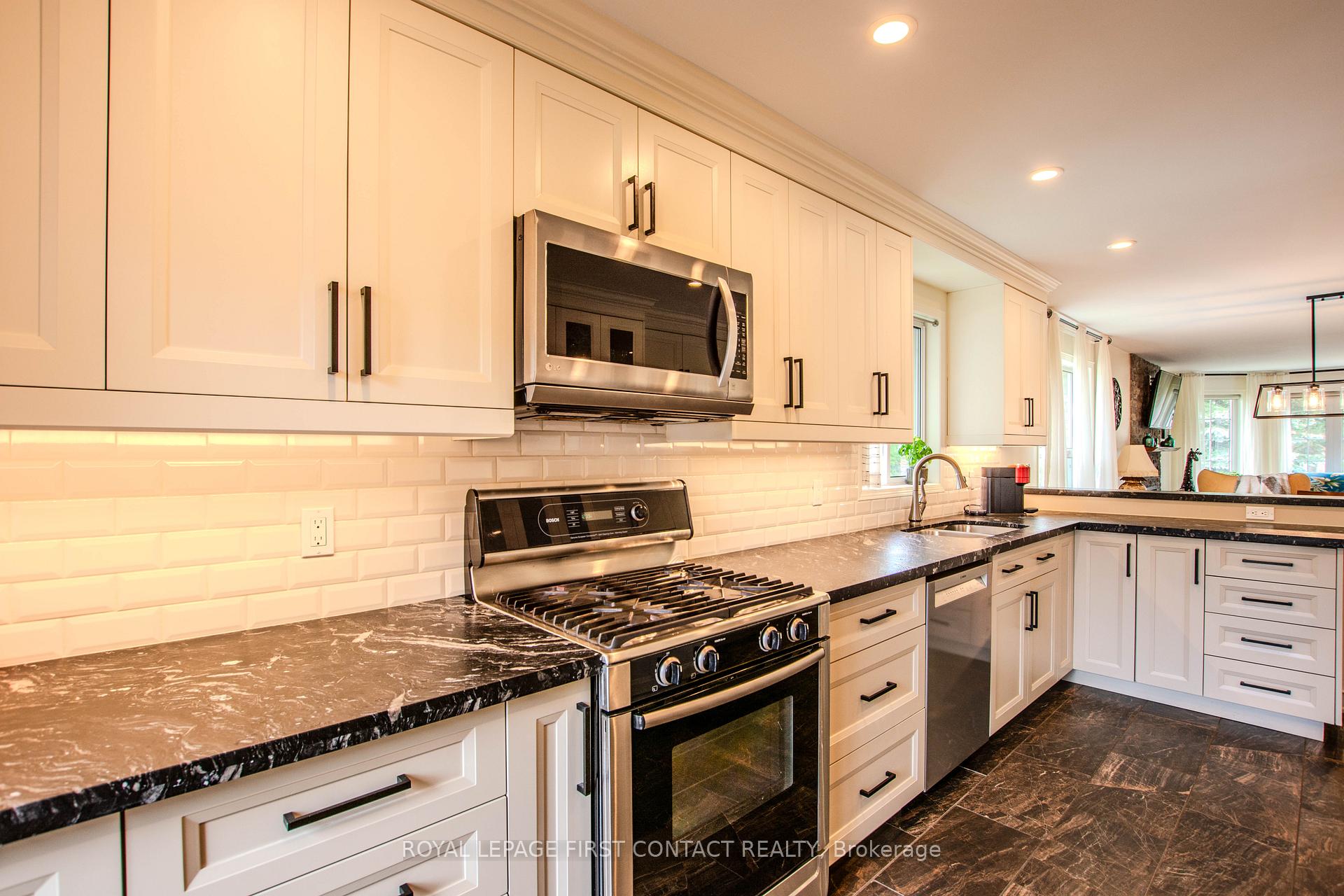 Photo 10 of 20 McVeigh Drive, Barrie, Northwest — HOMEH