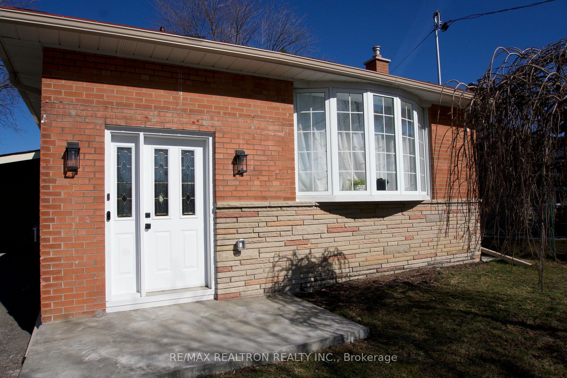 Photo 1 of 37 Brantwood Drive, Scarborough, Woburn — HOMEH