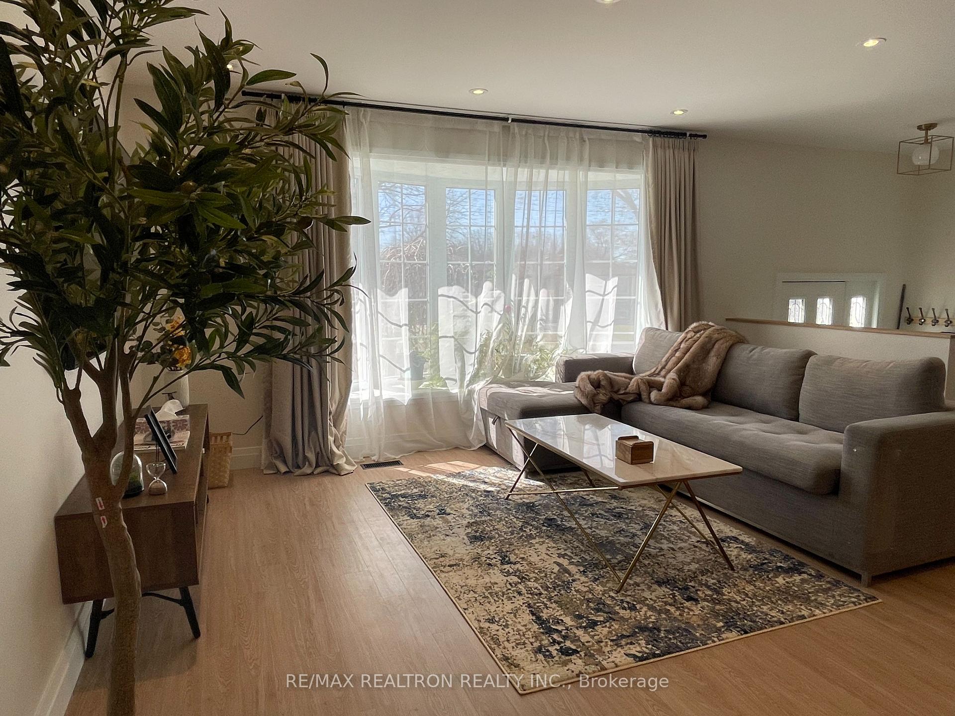 Photo 2 of 37 Brantwood Drive, Scarborough, Woburn — HOMEH