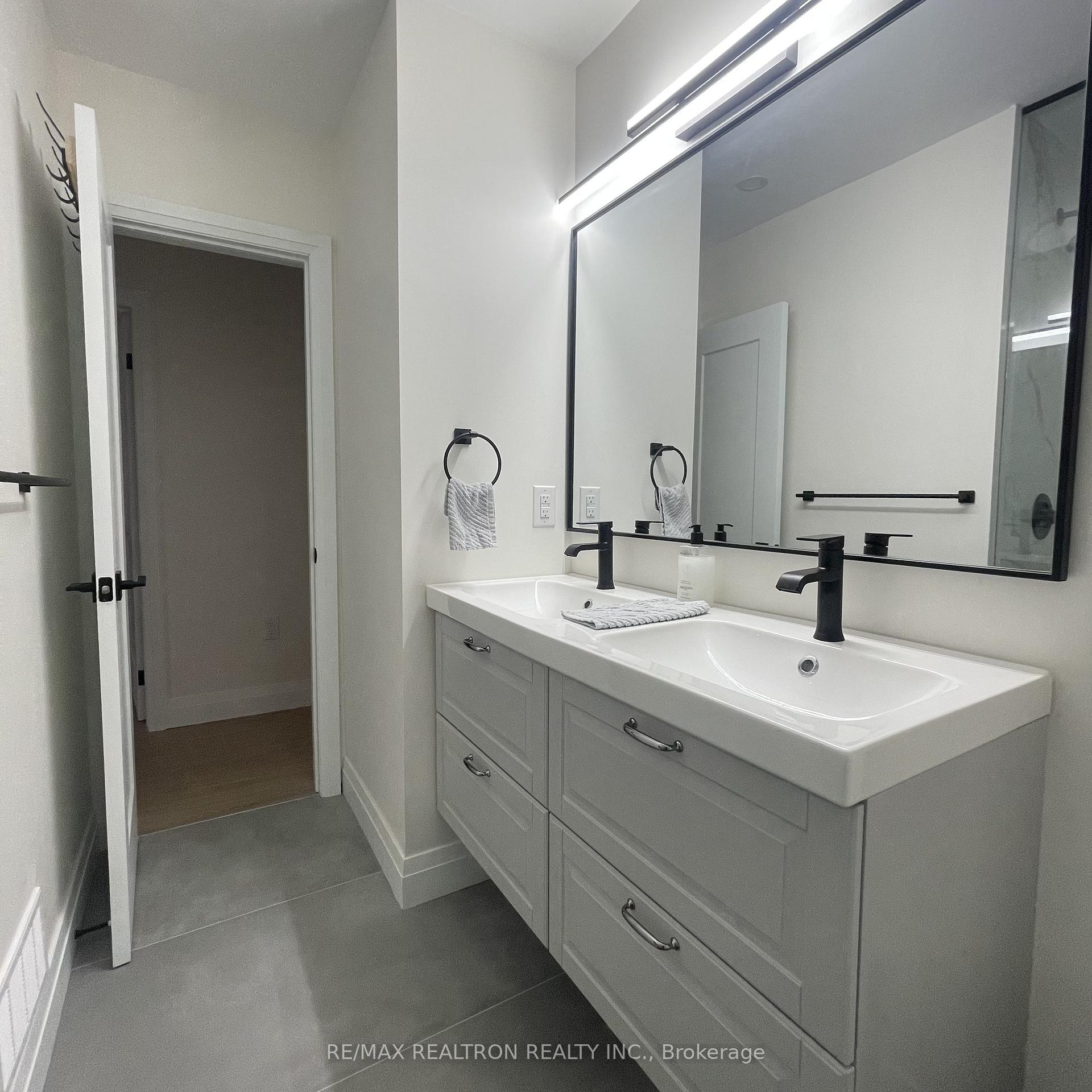 Photo 6 of 37 Brantwood Drive, Scarborough, Woburn — HOMEH