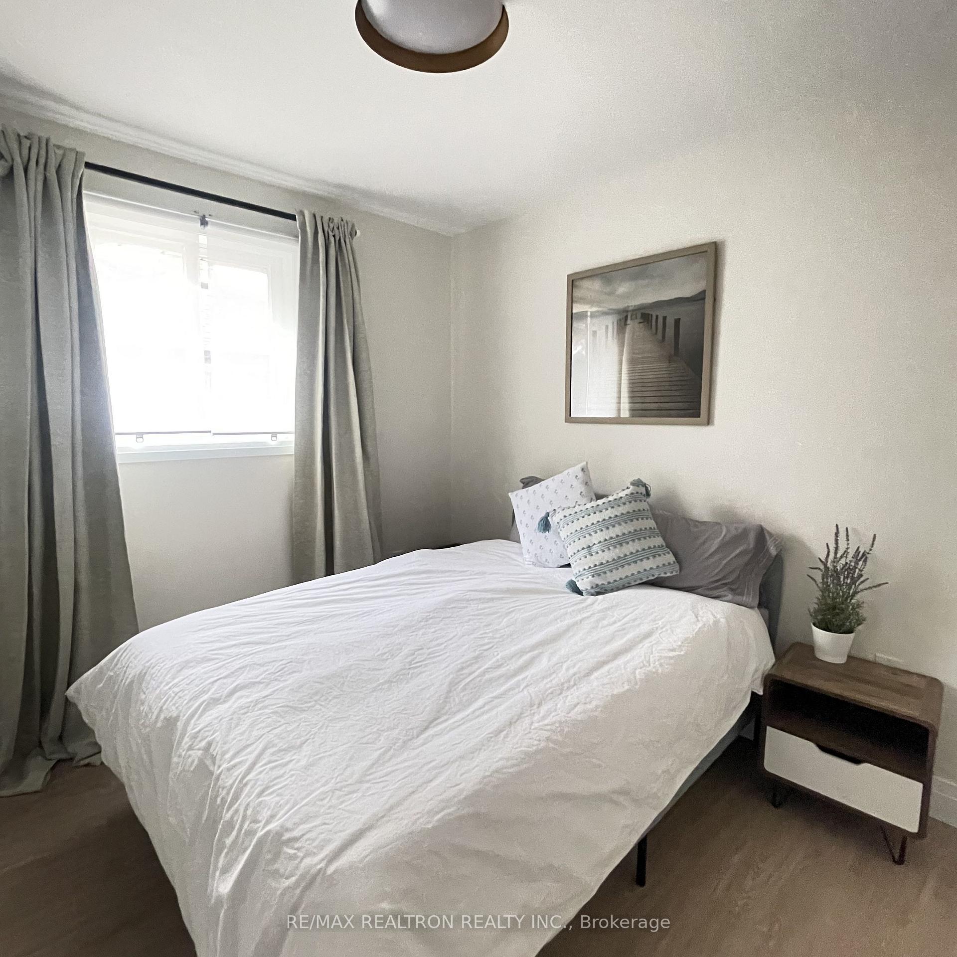 Photo 7 of 37 Brantwood Drive, Scarborough, Woburn — HOMEH