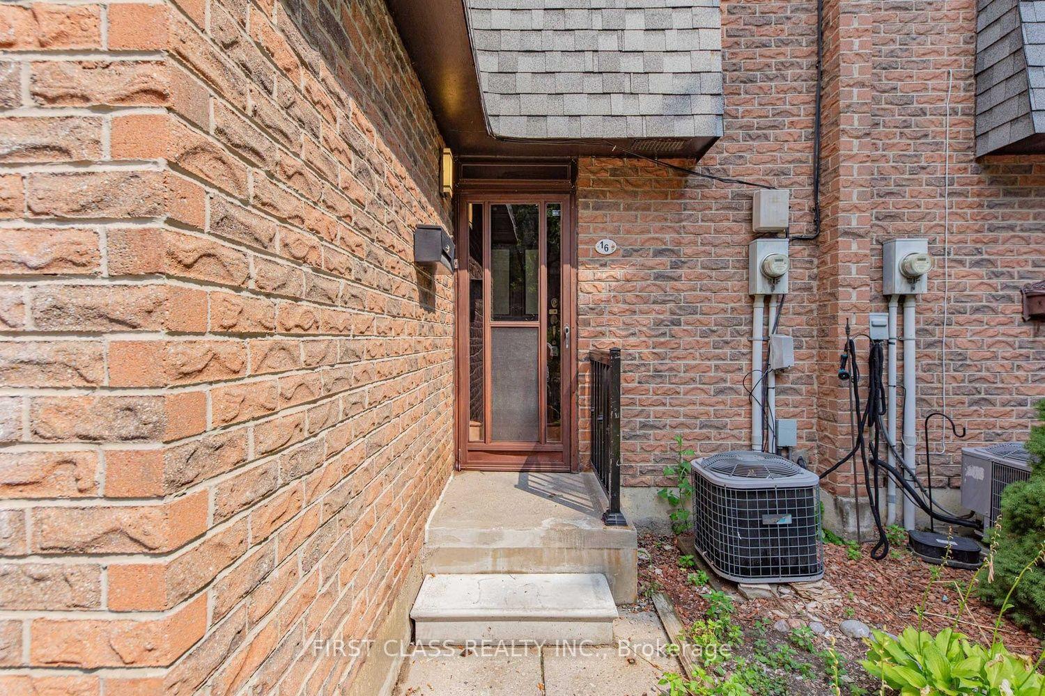 Photo 2 of Unit 8, 16 Woodglen Way, Markham, Unionville — HOMEH