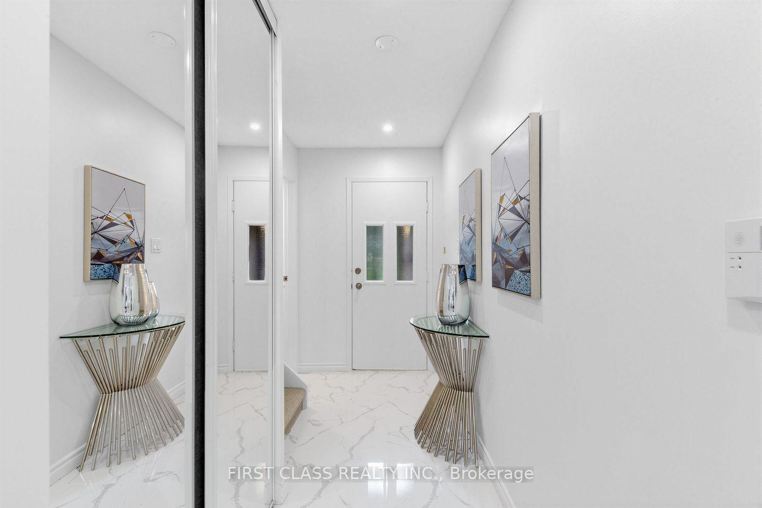 Photo 3 of Unit 8, 16 Woodglen Way, Markham, Unionville — HOMEH