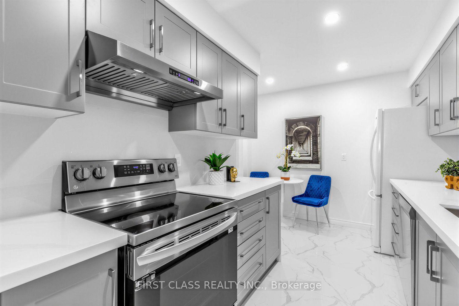 Photo 11 of Unit 8, 16 Woodglen Way, Markham, Unionville — HOMEH