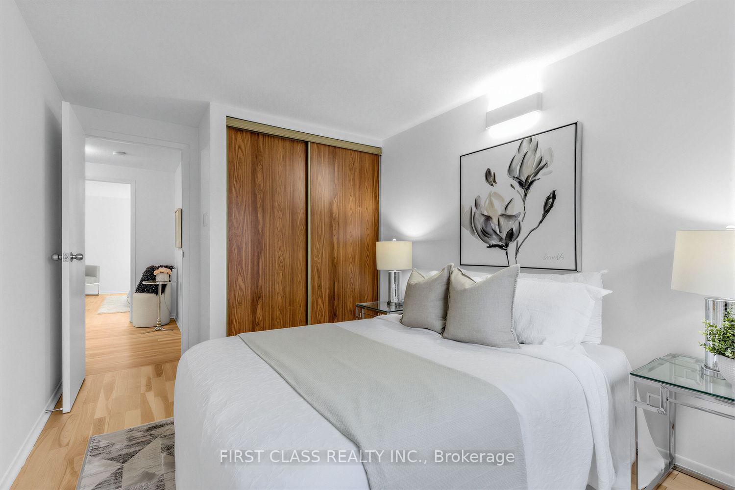 Photo 18 of Unit 8, 16 Woodglen Way, Markham, Unionville — HOMEH