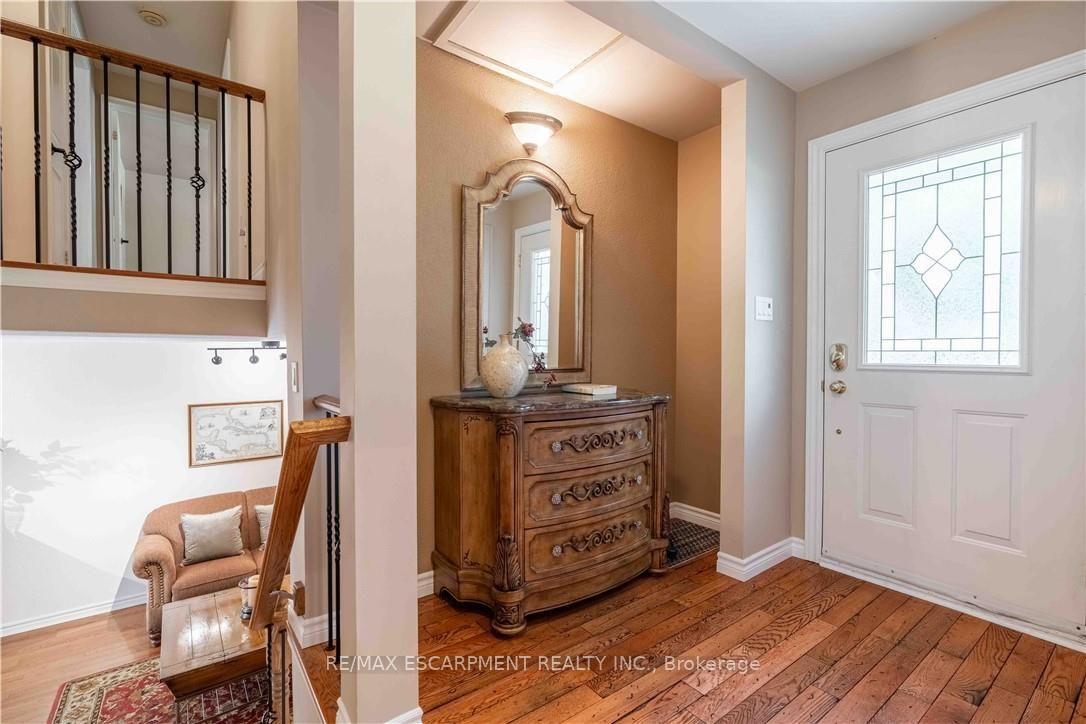 Photo 4 of 138 Judith Crescent, Hamilton, Ancaster — HOMEH