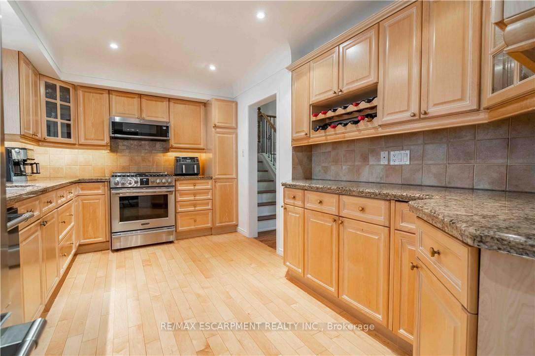 Photo 10 of 138 Judith Crescent, Hamilton, Ancaster — HOMEH