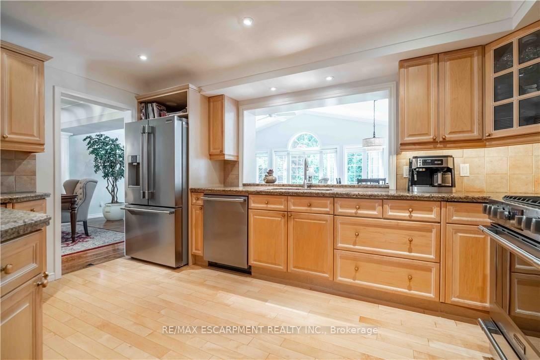 Photo 12 of 138 Judith Crescent, Hamilton, Ancaster — HOMEH