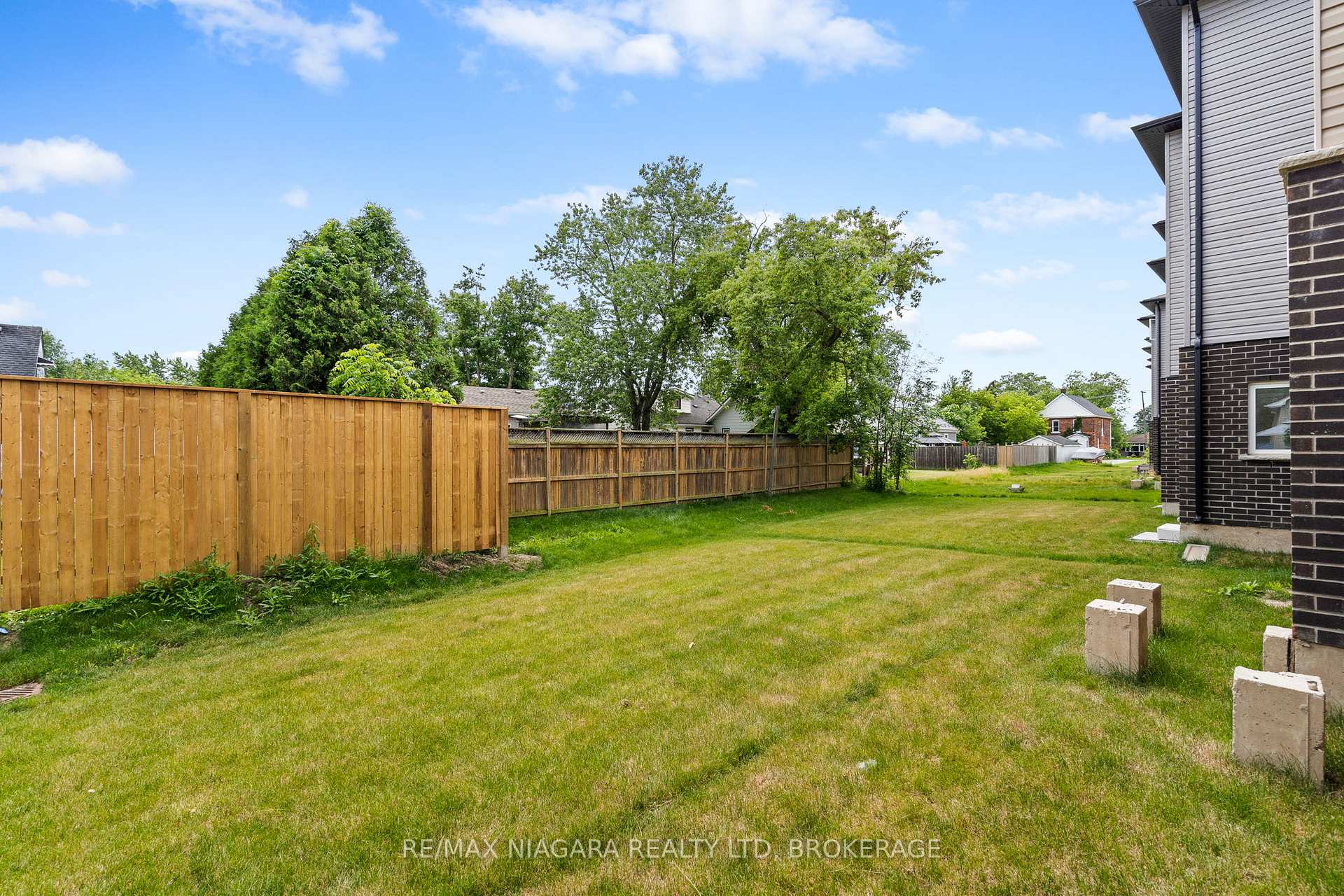 Photo 27 of 39 Superior Street, Welland, Dain City — HOMEH