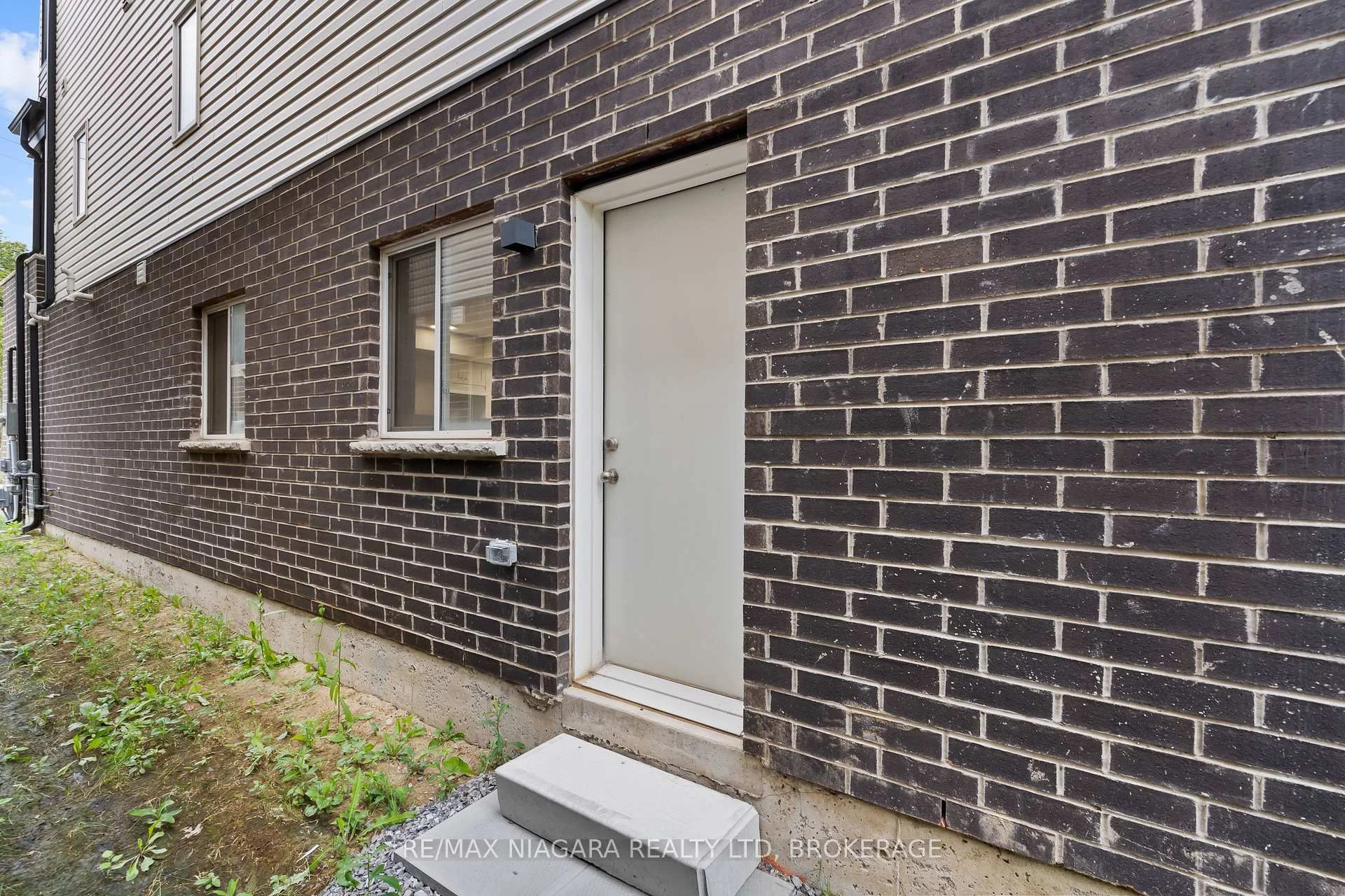 Photo 29 of 39 Superior Street, Welland, Dain City — HOMEH